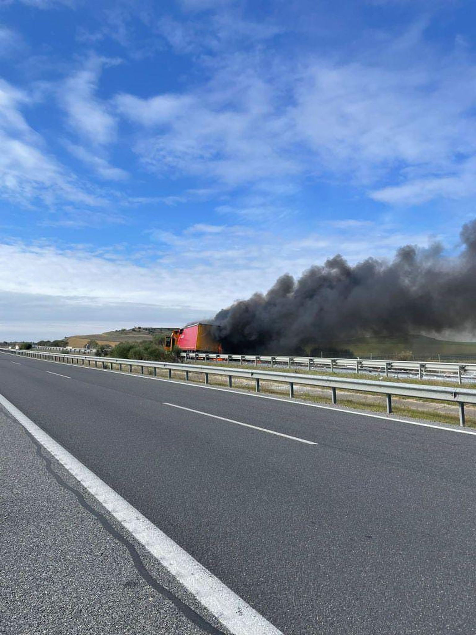 Dos camiones colisionan en la A-62 y uno echa a arder