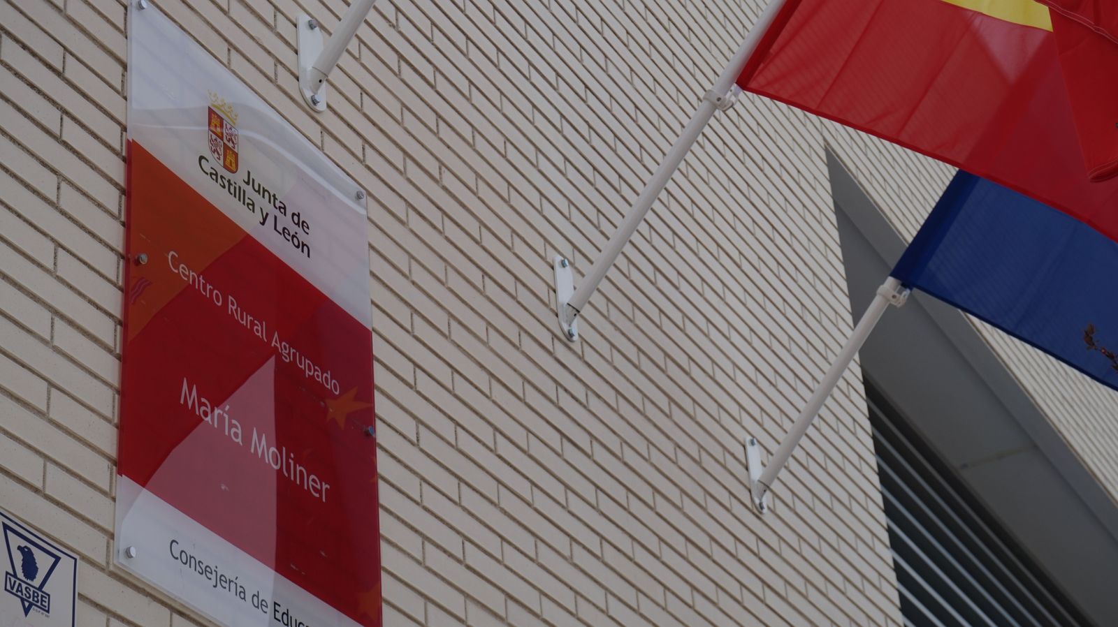 el-director-general-de-centros-e-infraestructuras-jose-migel-saez-visita-la-ultima-fase-al-ceip-maria-moliner-de-castellanos-de-moriscos-54