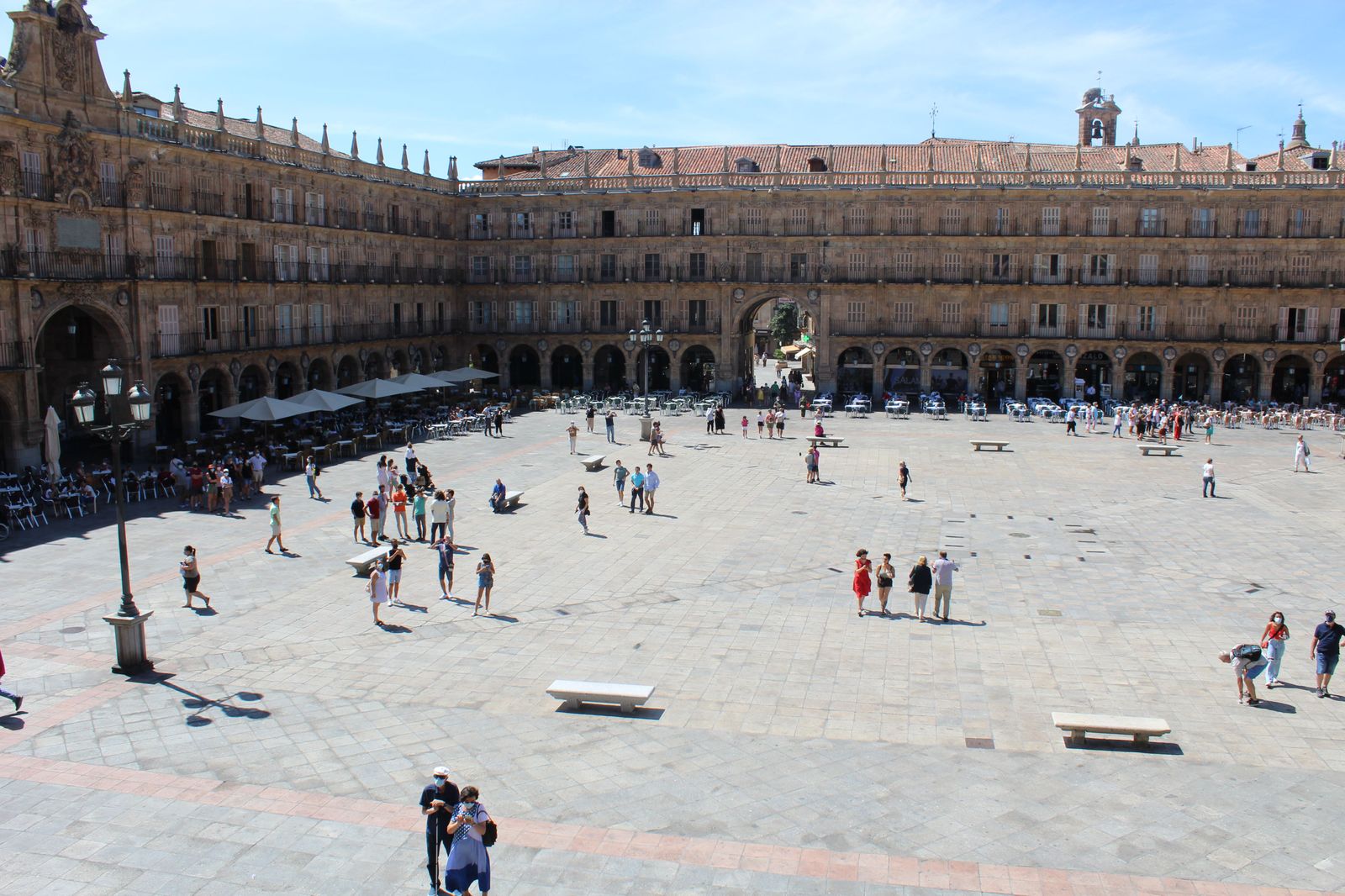 Ciudadanos y turistas paseando por la Plaza Mayor de Salamanca Ciudadanos y turistas paseando por la Plaza Mayor de Salamanca