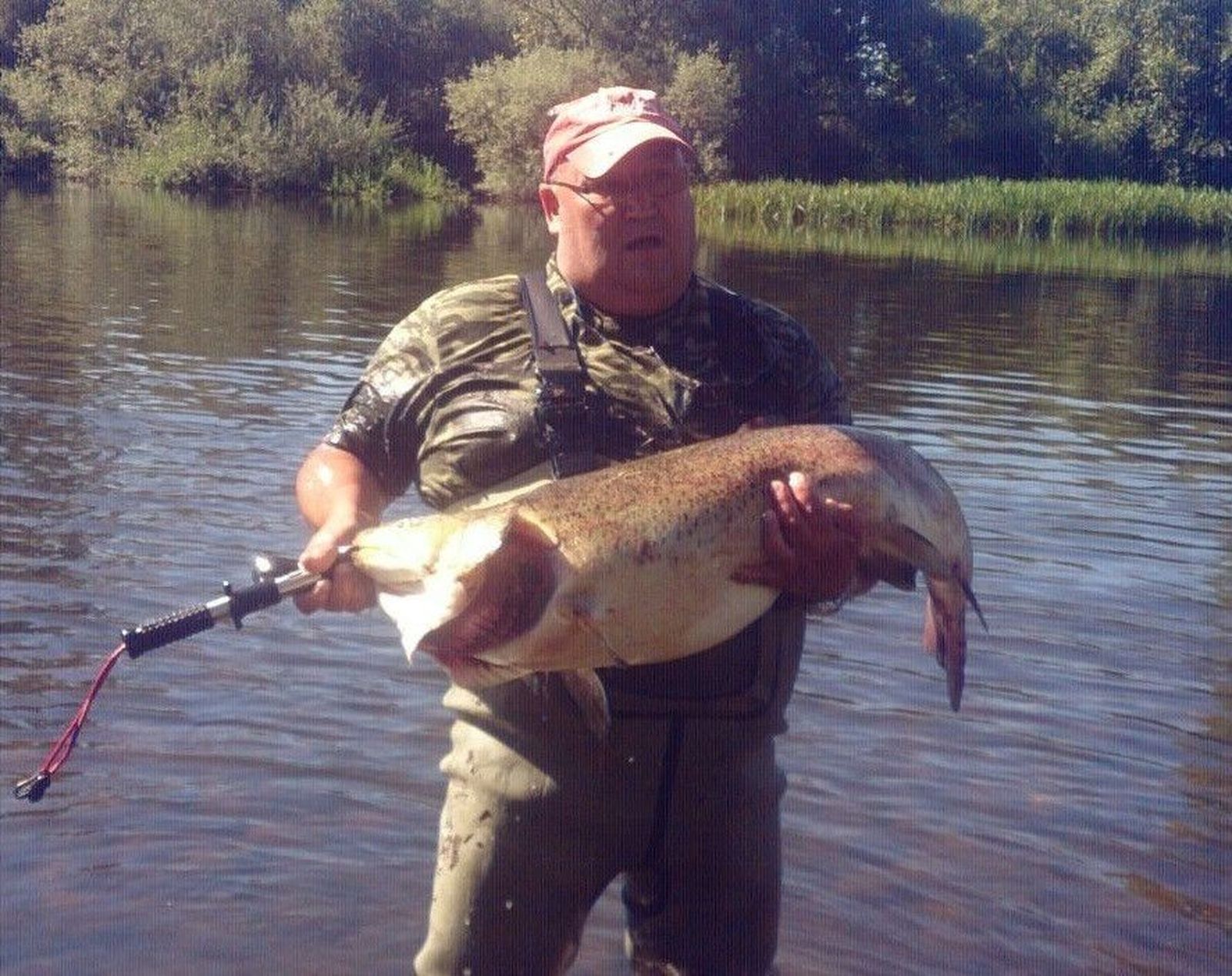 Pescan en el coto el tercer salmón más grande de España