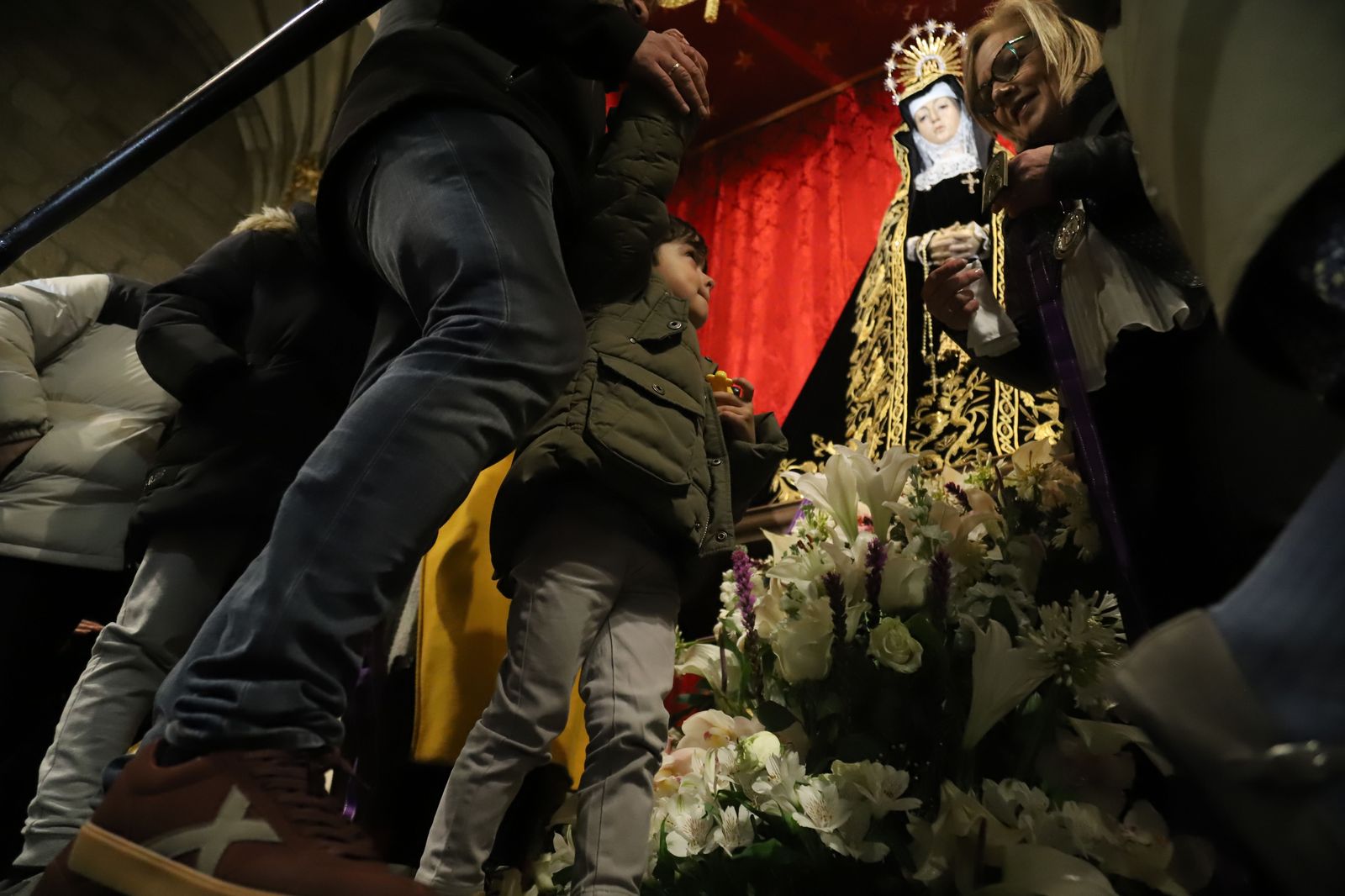La Virgen de la Soledad acoge a los niños bajo su manto