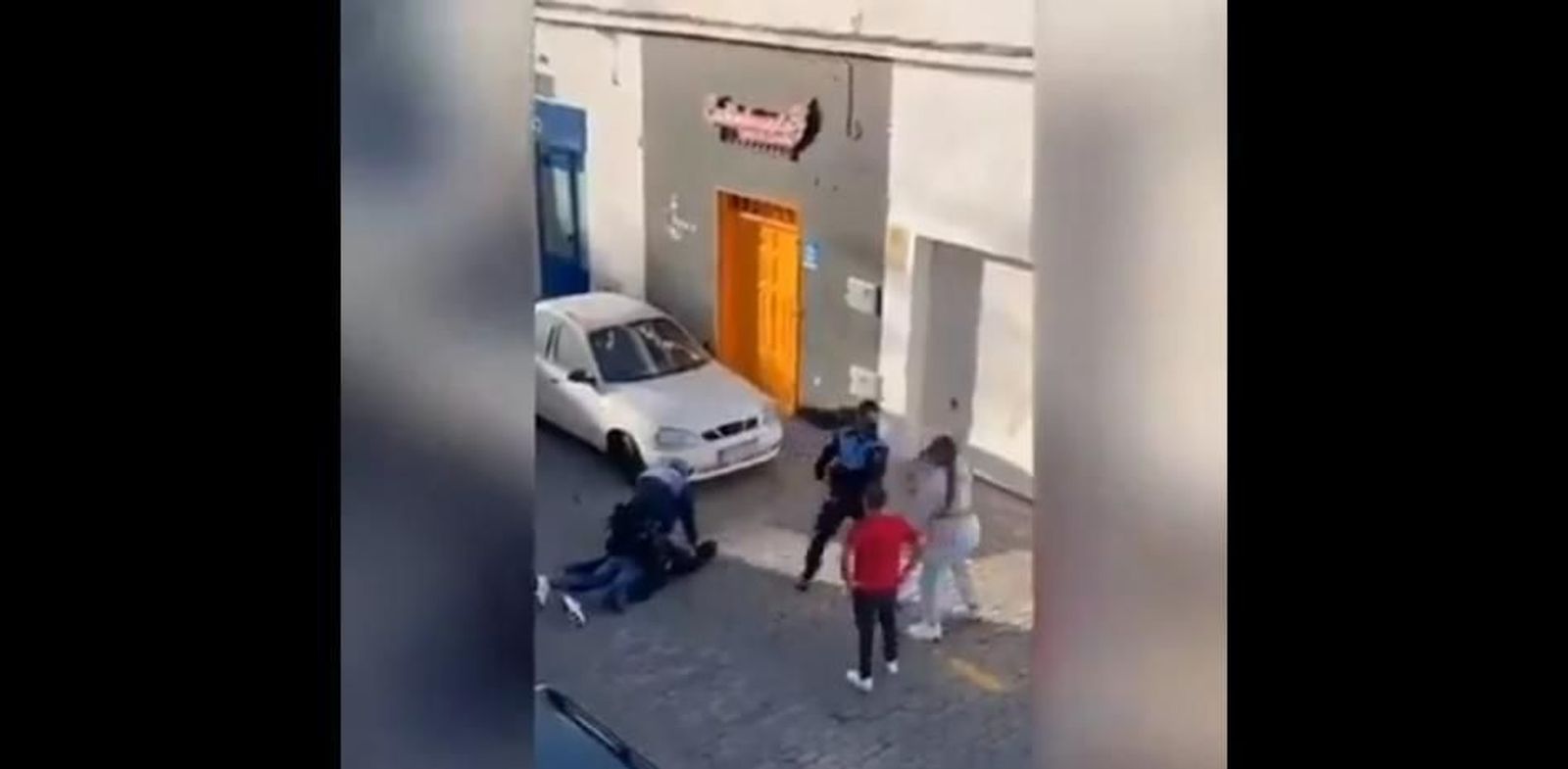 Momento de la agresión de los agentes de la Policía Local de Arrecife a una pareja. FOTO TWITTER