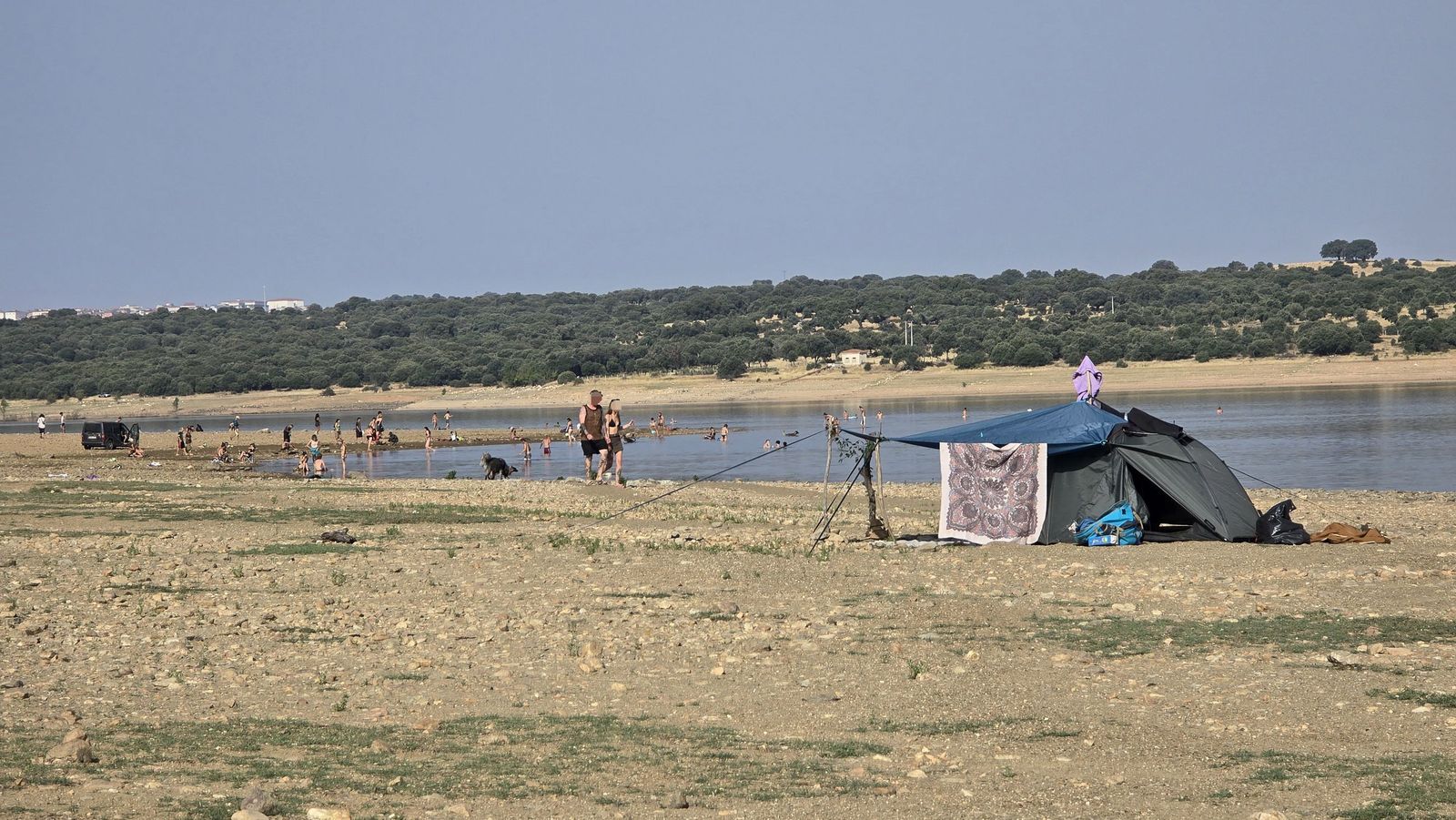 Sigue la rave con cientos de campistas en el entorno del pantano de Santa Teresa