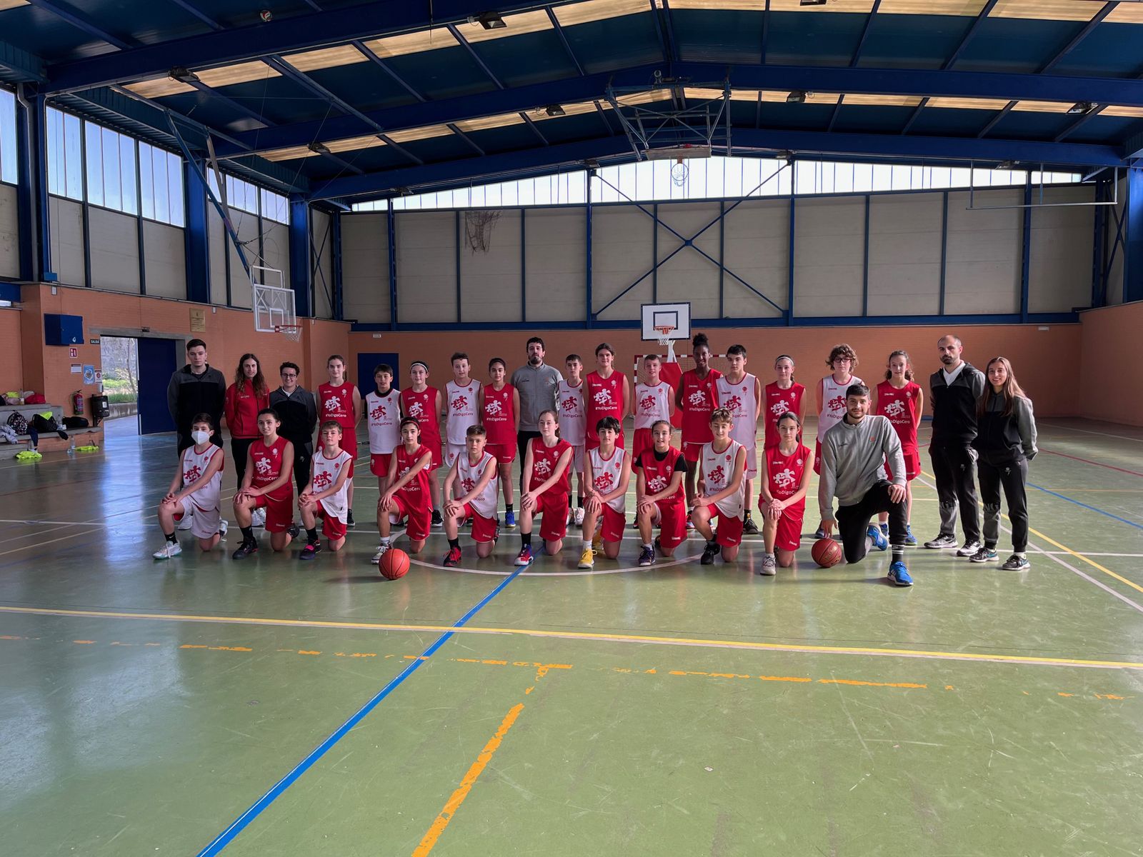 Jugadores de la selección de baloncesto de Castilla y León en el pabellón de Peñaranda.
