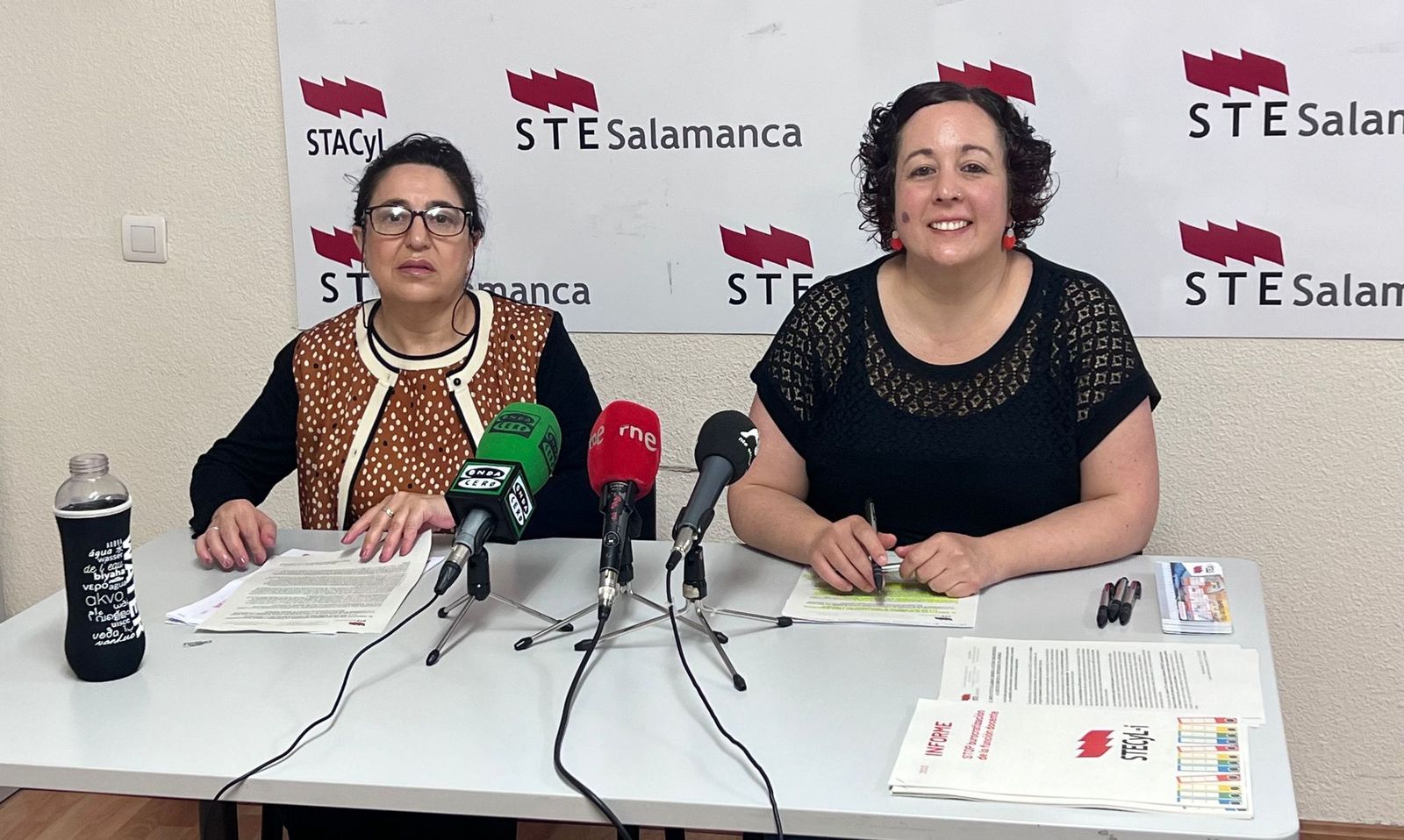 Ascensión Blanco Fraile y Teresa Vicente en la sede del sindicato STE de Salamanca