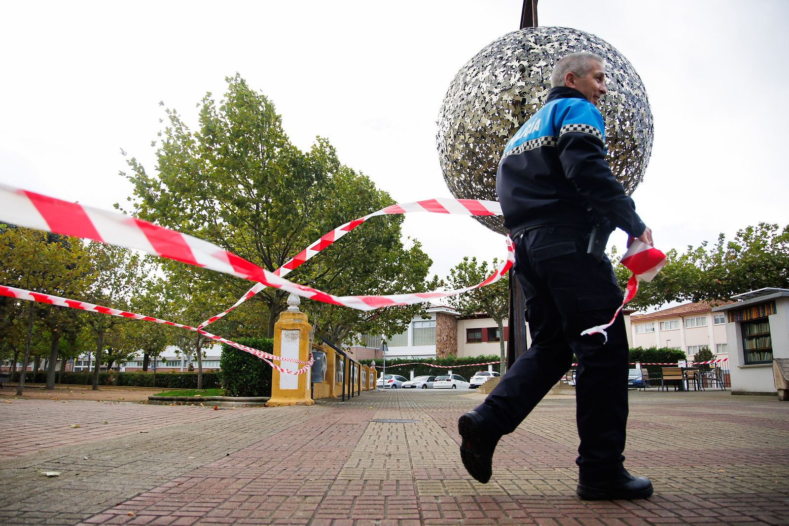 La Policía Local de Ciudad Rodrigo precinta la entrada a parques motivado por el temporal de aire y lluvia - Vicente (ICAL)