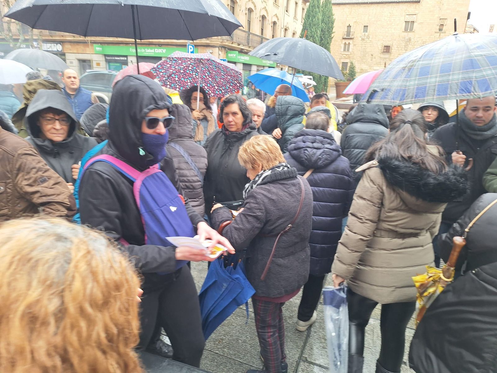 Los apicultores reparten mil tarritos de miel en protesta por el acuerdo de Mercosur  (9).jpeg