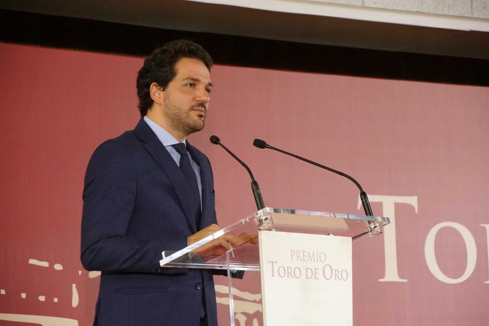 entrega-del-premio-del-toro-de-oro-a-la-ganaderia-de-vellosino-por-la-feria-taurina-2023-9