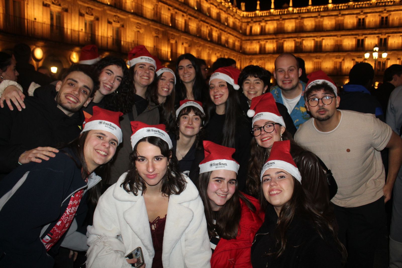 Miles de personas disfrutan de las campanadas y la fiesta del Fin de Año Universitario
