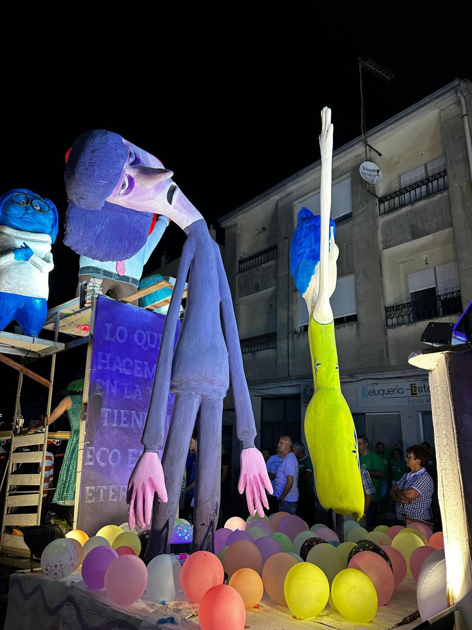 El desfile de carrozas de Aldeadávila vuelve a llenar de luz y color las calles en sus fiestas