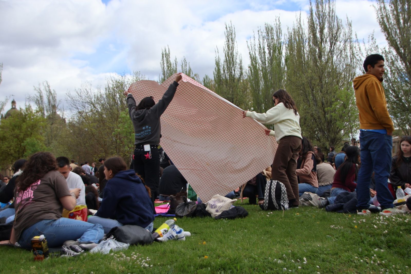 Un multitudinario Lunes de Aguas en Salamanca llena la ribera del Tormes