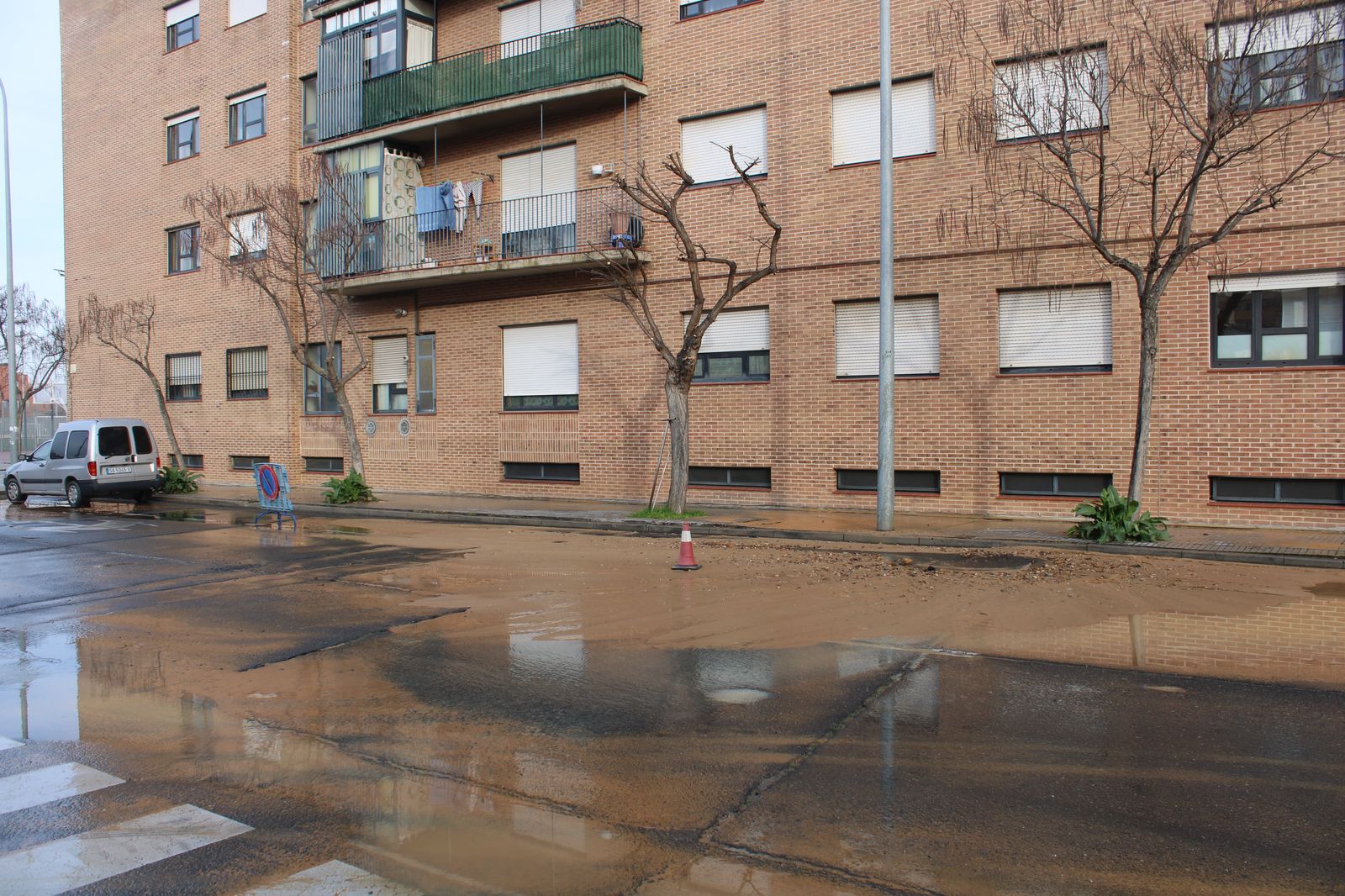 reventon-de-agua-en-el-paseo-cesar-real-de-la-riva-fotos-s24h-8