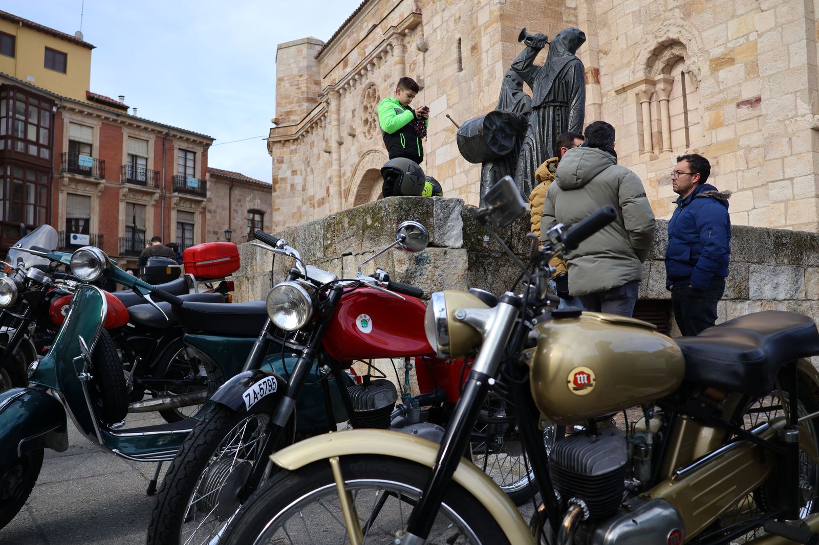 concentracion-de-coches-clasicos-en-la-plaza-mayor-14