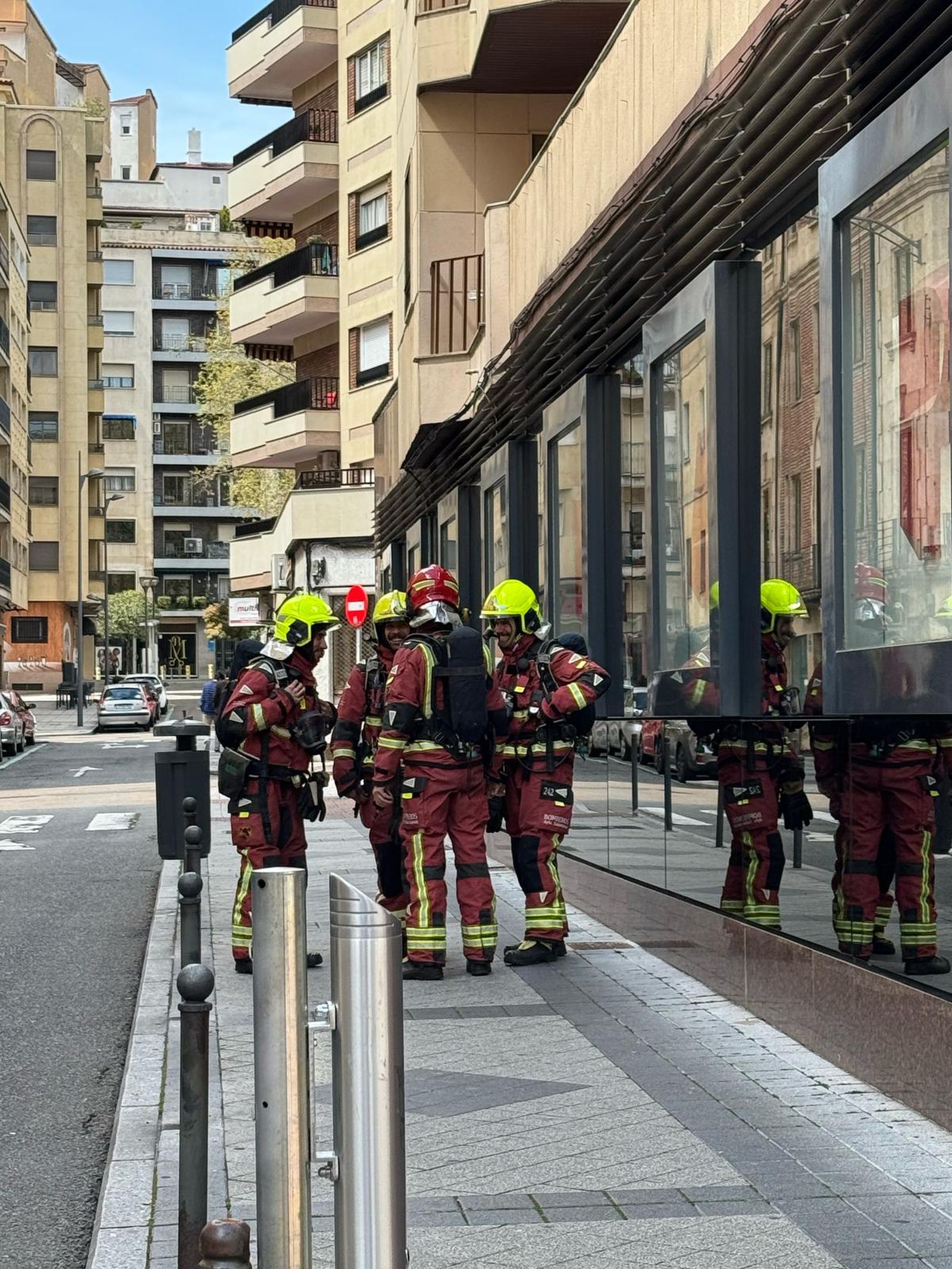 Los vecinos de la calle Pollo Martín alertan a los bomberos por la salida de humo abundante de una chimenea. Foto Belén Hurtado