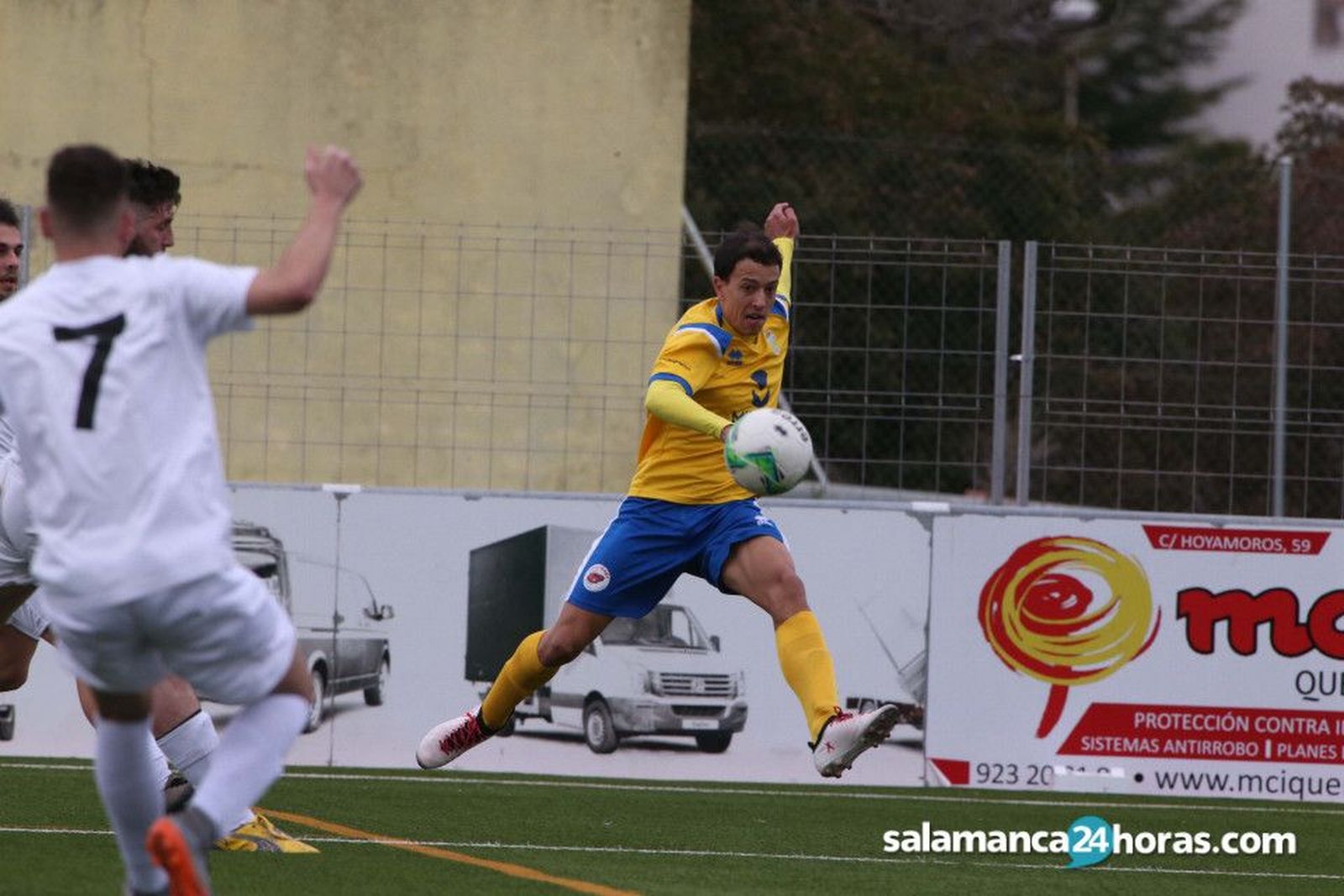 Palomi, en las filas del RS Monterrey, centra ante el Alba de Tormes.