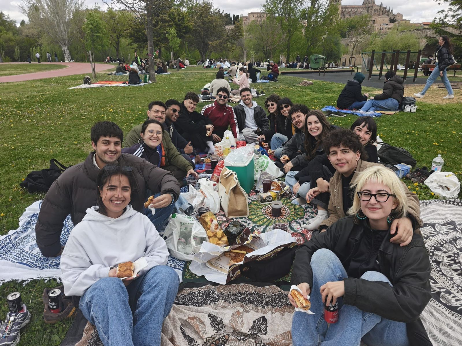 Un multitudinario Lunes de Aguas en Salamanca llena la ribera del Tormes