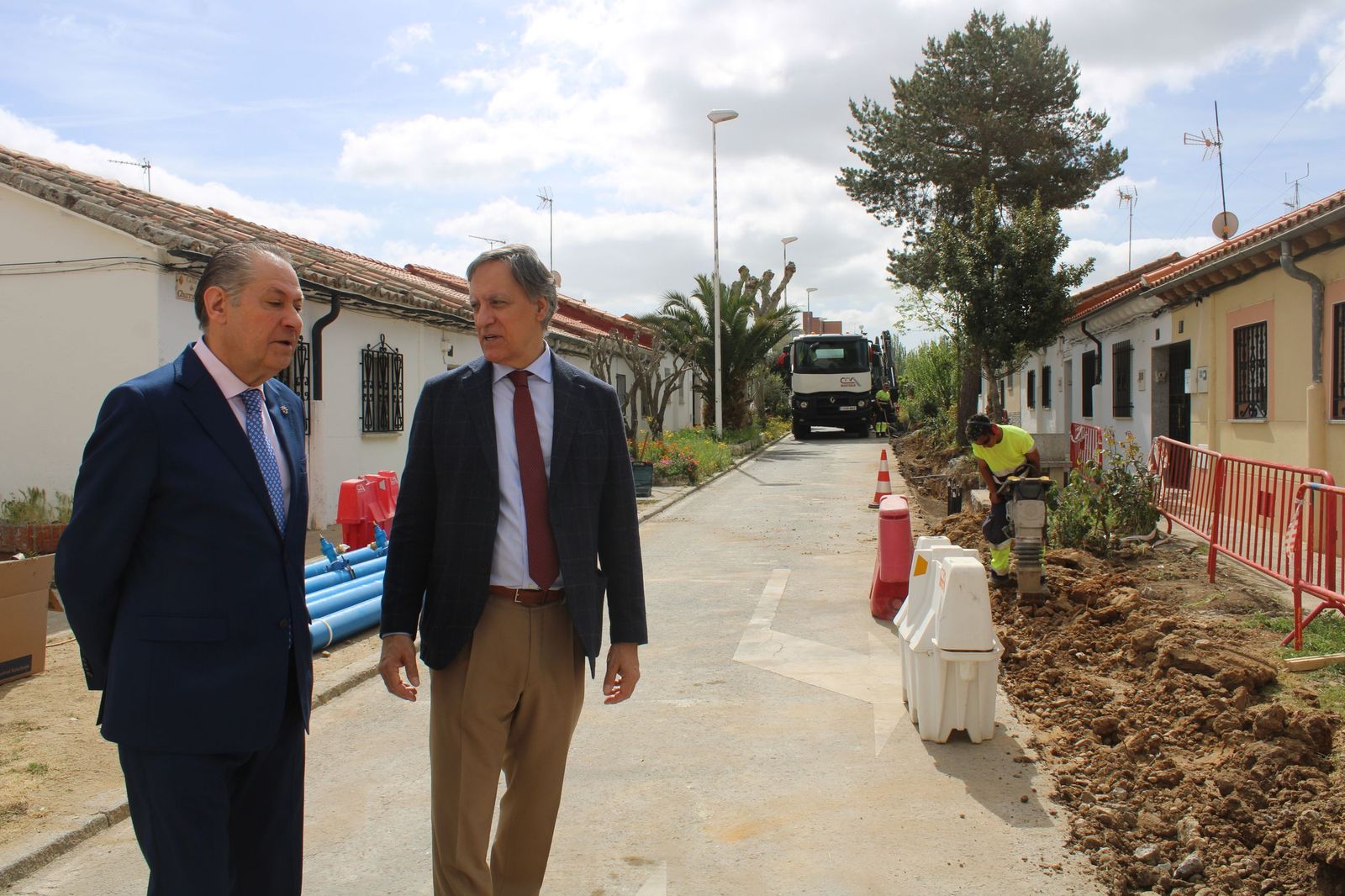 Carbayo visita las obras de la segunda fase de urbanización del barrio de La Vega