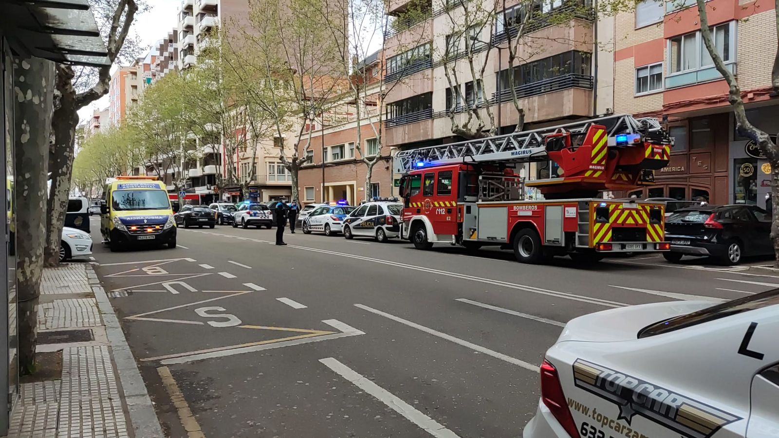 Bomberos y sanitarios en una intervención en Tres Cruces