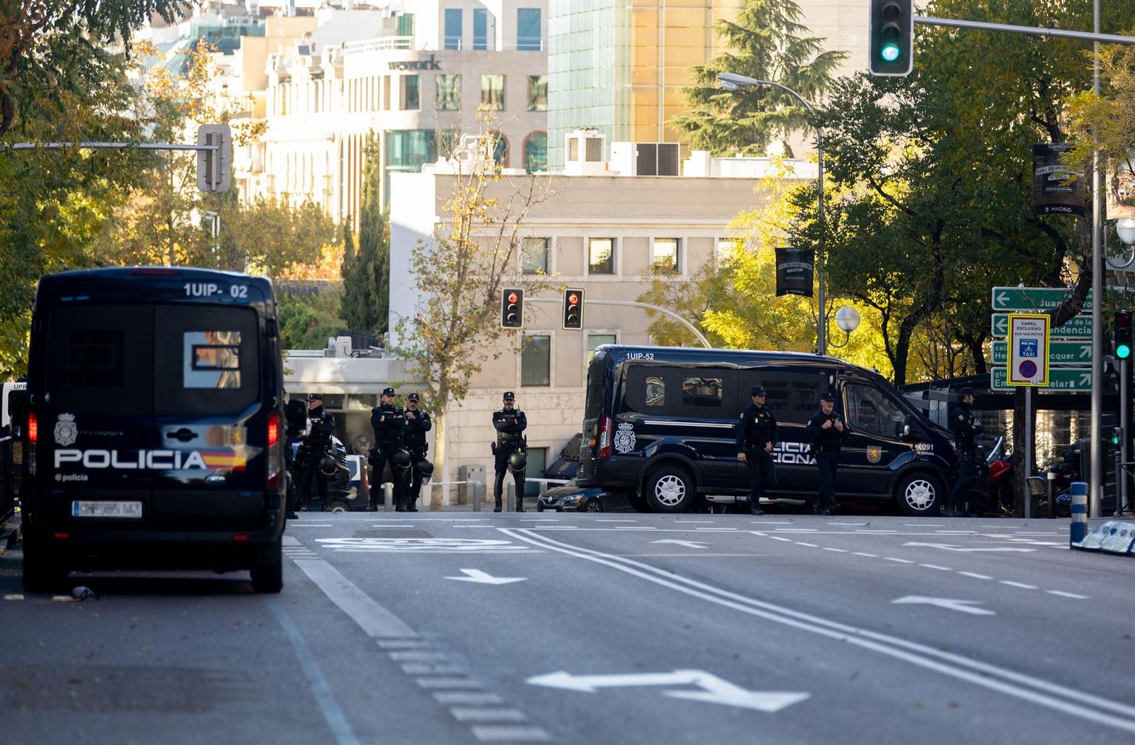 Agentes de Policía en la Embajada de EEUU en Madrid donde se ha recibido un paquete bomba, a 1 de diciembre de 2022, en Madrid. EP