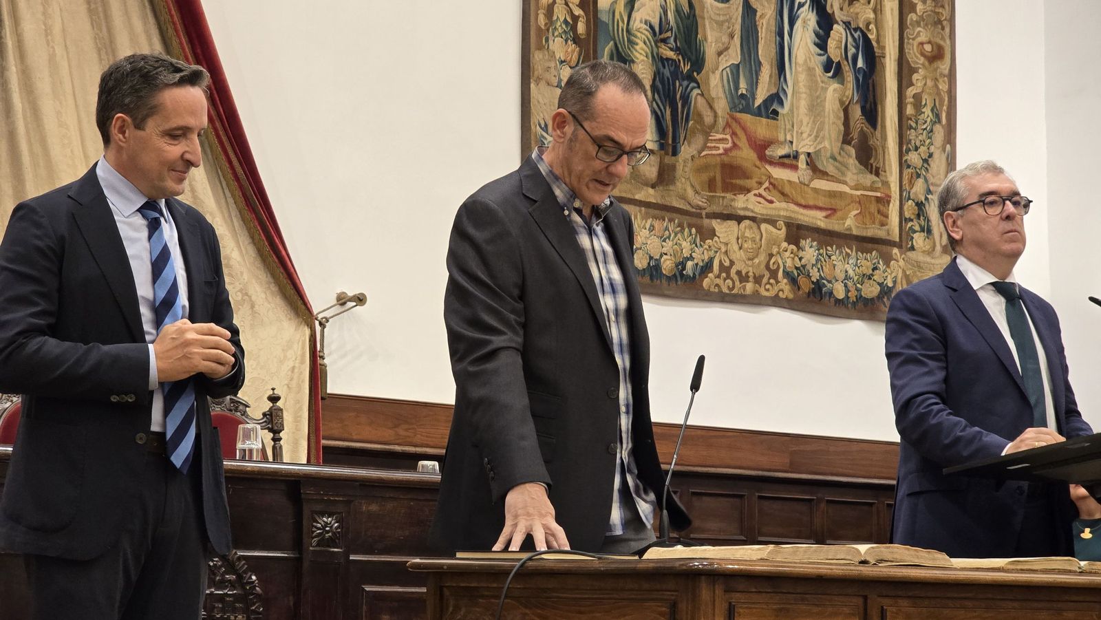El rector de la Universidad de Salamanca preside el acto de toma de posesión de nuevos cargos académicos y del personal docente e investigador