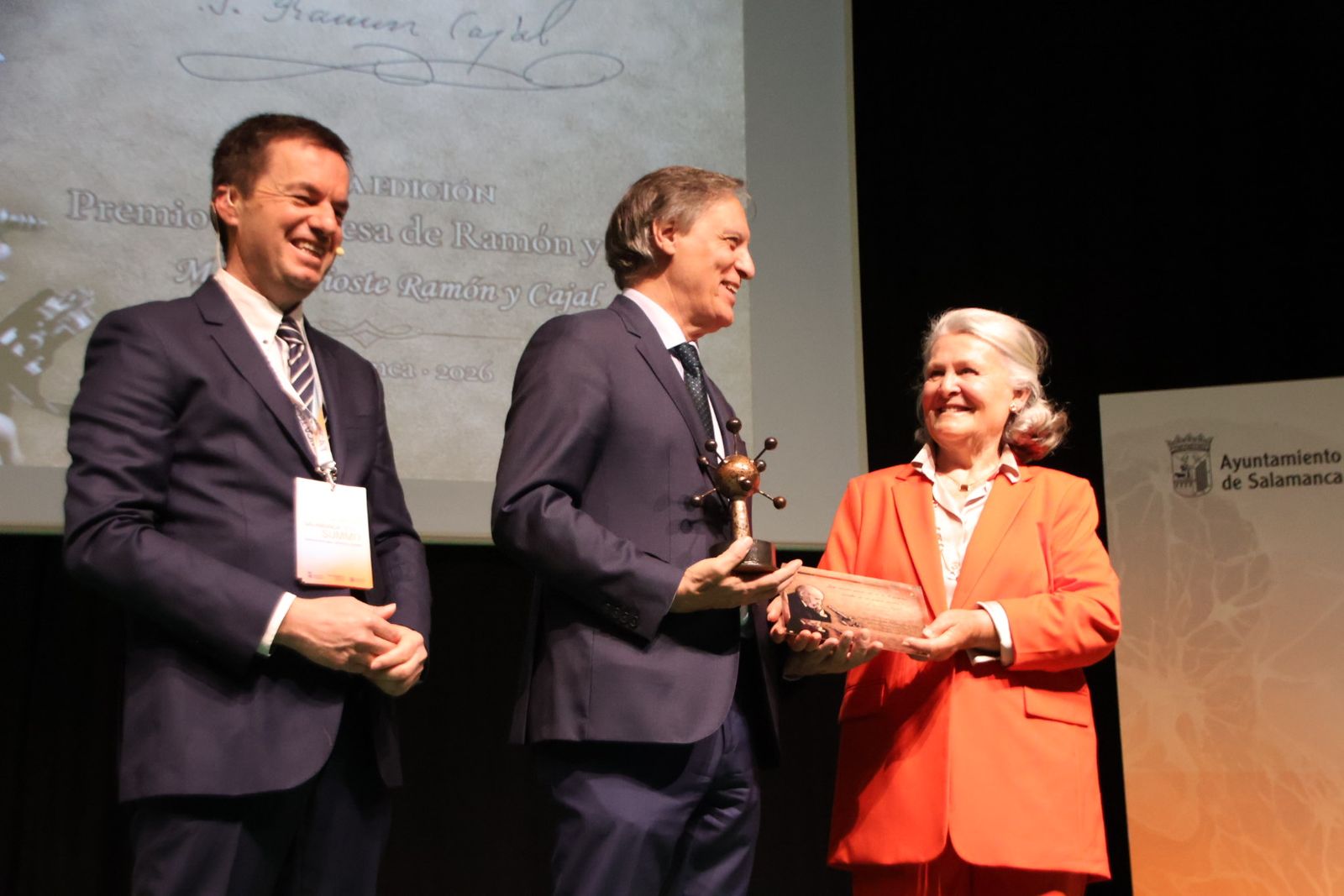 El alcalde de Salamanca, Carlos García Carbayo, recoge los Premios Santiago Ramón y Cajal en el marco de Salamanca Tech Summit