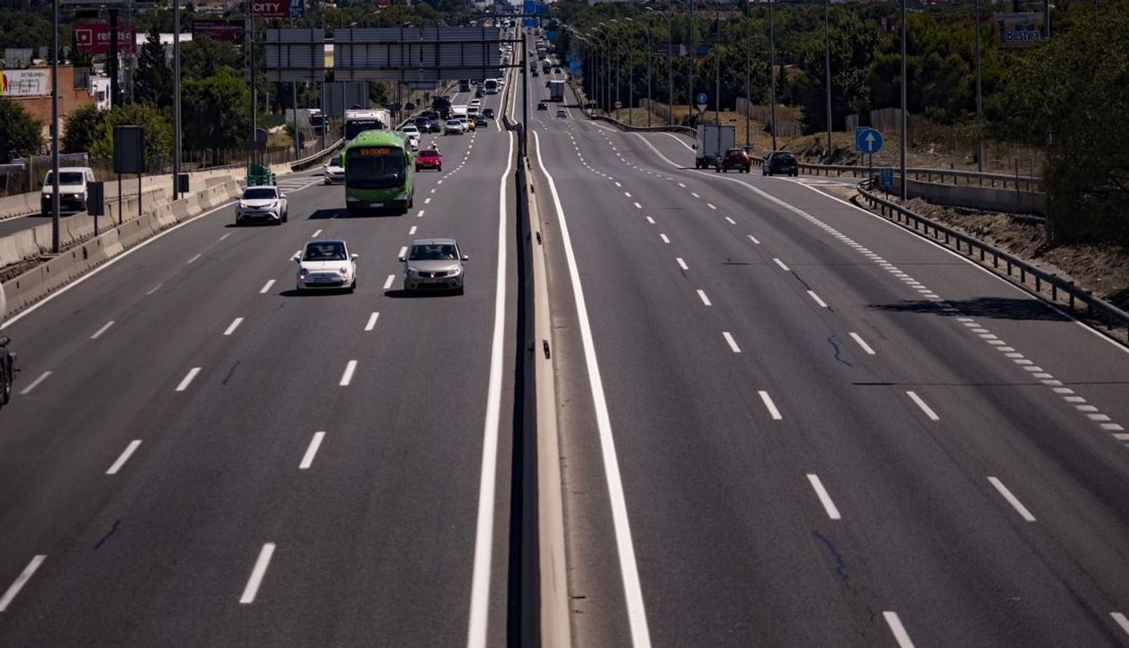Coches en una autovía española  Europa Press