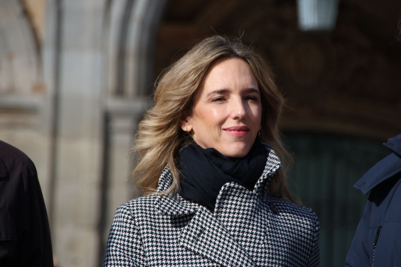 Cayetana Álvarez de Toledo y Carlos García Carbayo, dan un paseo electoral por la Plaza Mayor