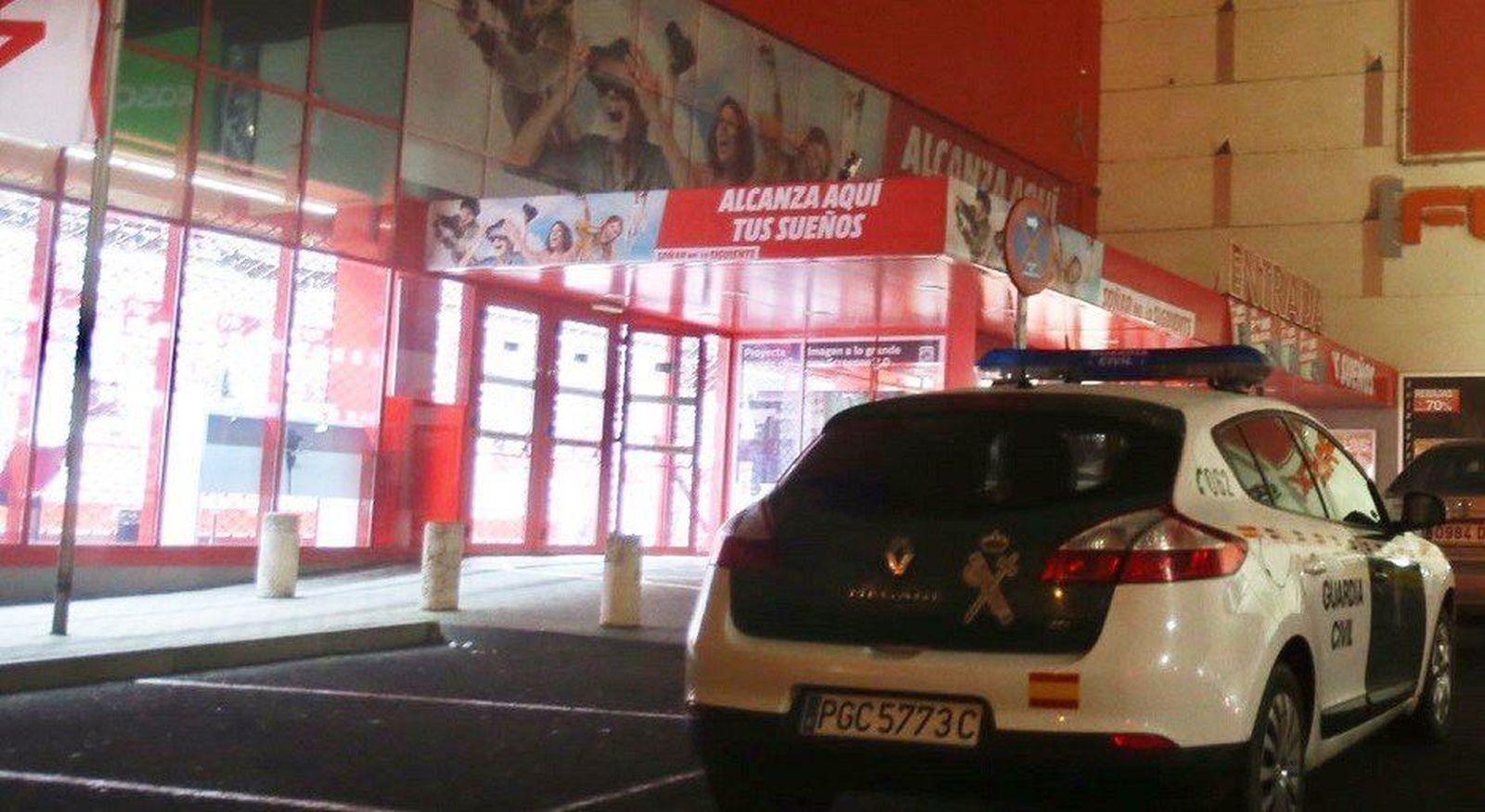 Asaltan de madrugada la tienda Media Markt en el centro comercial Capuchinos