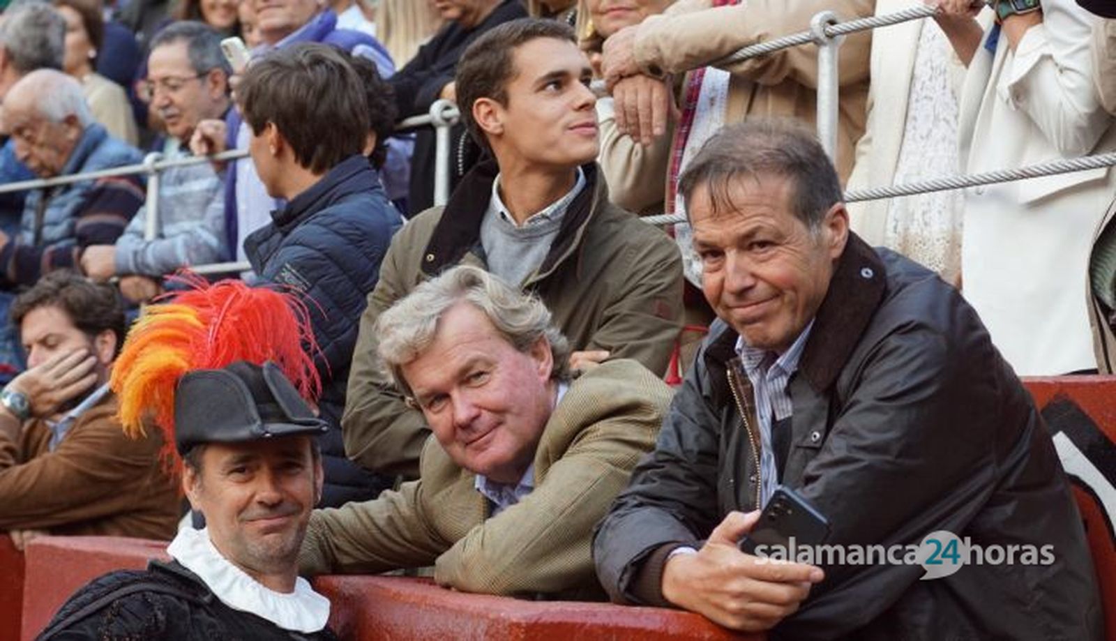 El ganadero Justo Hernández junto al rejoneador Fermín Bohórquez y el alguacilillo Carlos Hernández en la corrida de Garcigrande, 20 de septiembre de 2024. Foto Juanes (17) El ganadero Justo Hernández junto al rejoneador Fermín Bohórquez y el alguacilillo Carlos Hernández en la corrida de Garcigrande, 20 de septiembre de 2024. Foto Juanes (17)