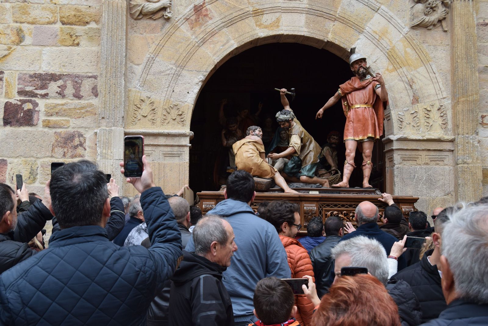 traslado-de-pasos-de-semana-santa-13