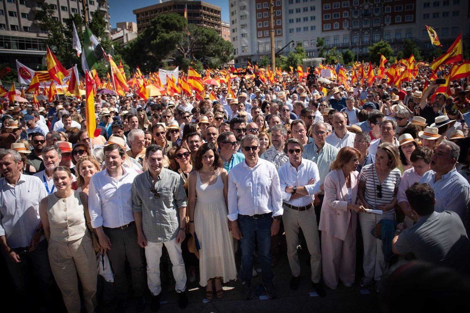 Mañueco ve un Gobierno "agonizante" y llama a acabar con "el tiempo de la política mafiosa"   El presidente de la Junta y del PP de Castilla y León, Alfonso Fernández Mañueco, quien ha participado este domingo en la concentración convocada por los 'populares' en Madrid, ve un Gobierno central "agonizante" cuyo tiempo "ha terminado".  Leer más: https://www.europapress.es/castilla-y-leon/noticia-manueco-ve-gobierno-agonizante-llama-acabar-tiempo-politica-mafiosa-20250608132112.html  (c) 2025 Europa Press. Está expresamente prohibida la redistribución y la redifusión de este contenido sin su previo y expreso consentimiento. EP