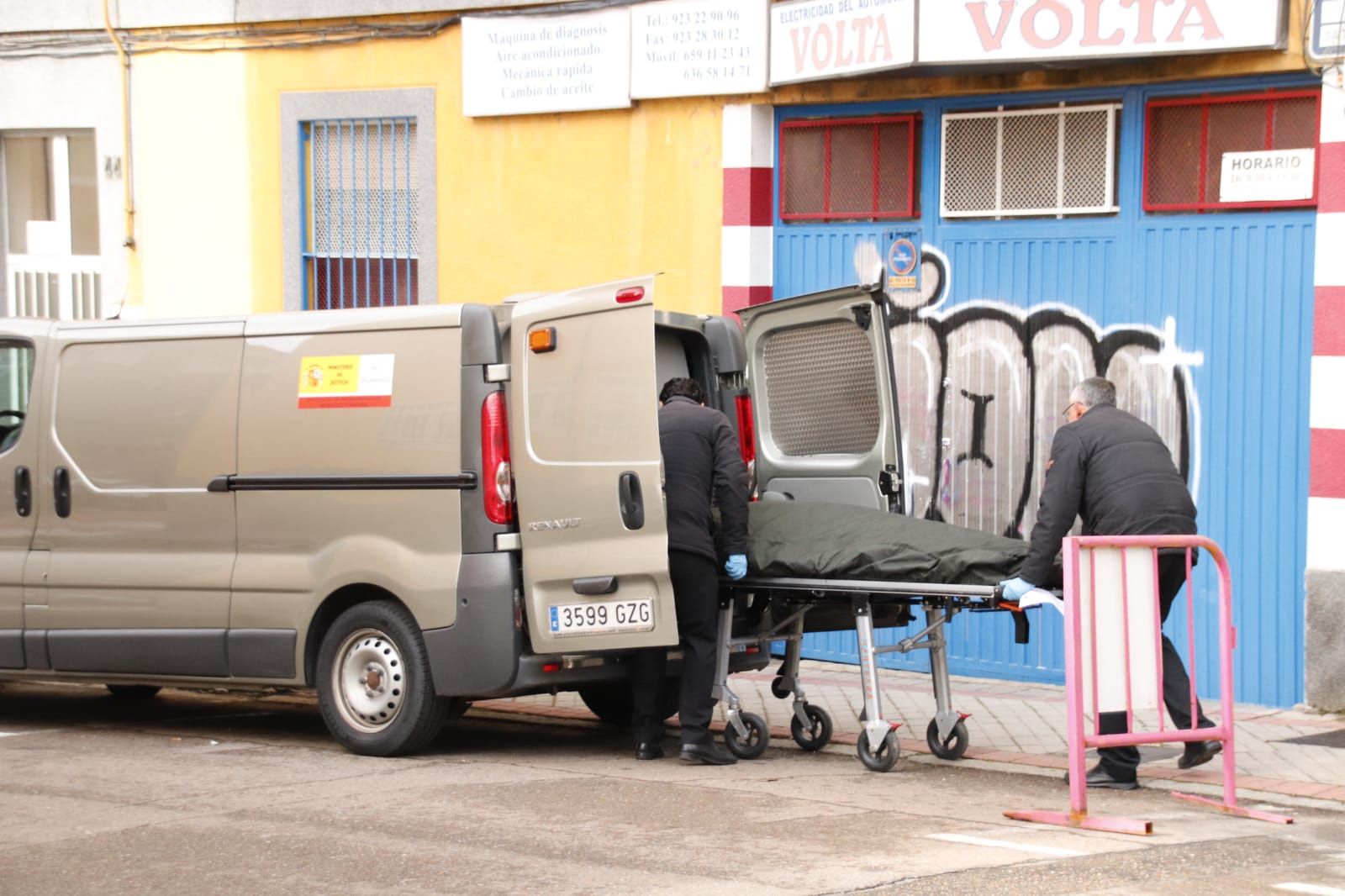 encuentran-el-cadaver-de-una-mujer-en-el-descansillo-de-un-edifico-de-la-calle-volta-fotos-andrea-m-3