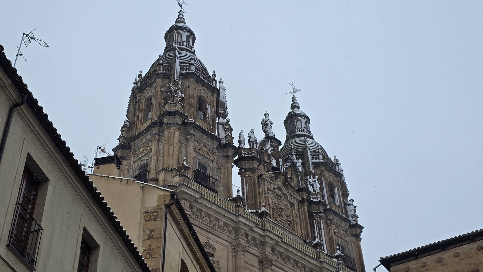 La nieve anega carreteras y tiñe de blanco Salamanca capital y provincia: imágenes de la nevada de este 28 de enero