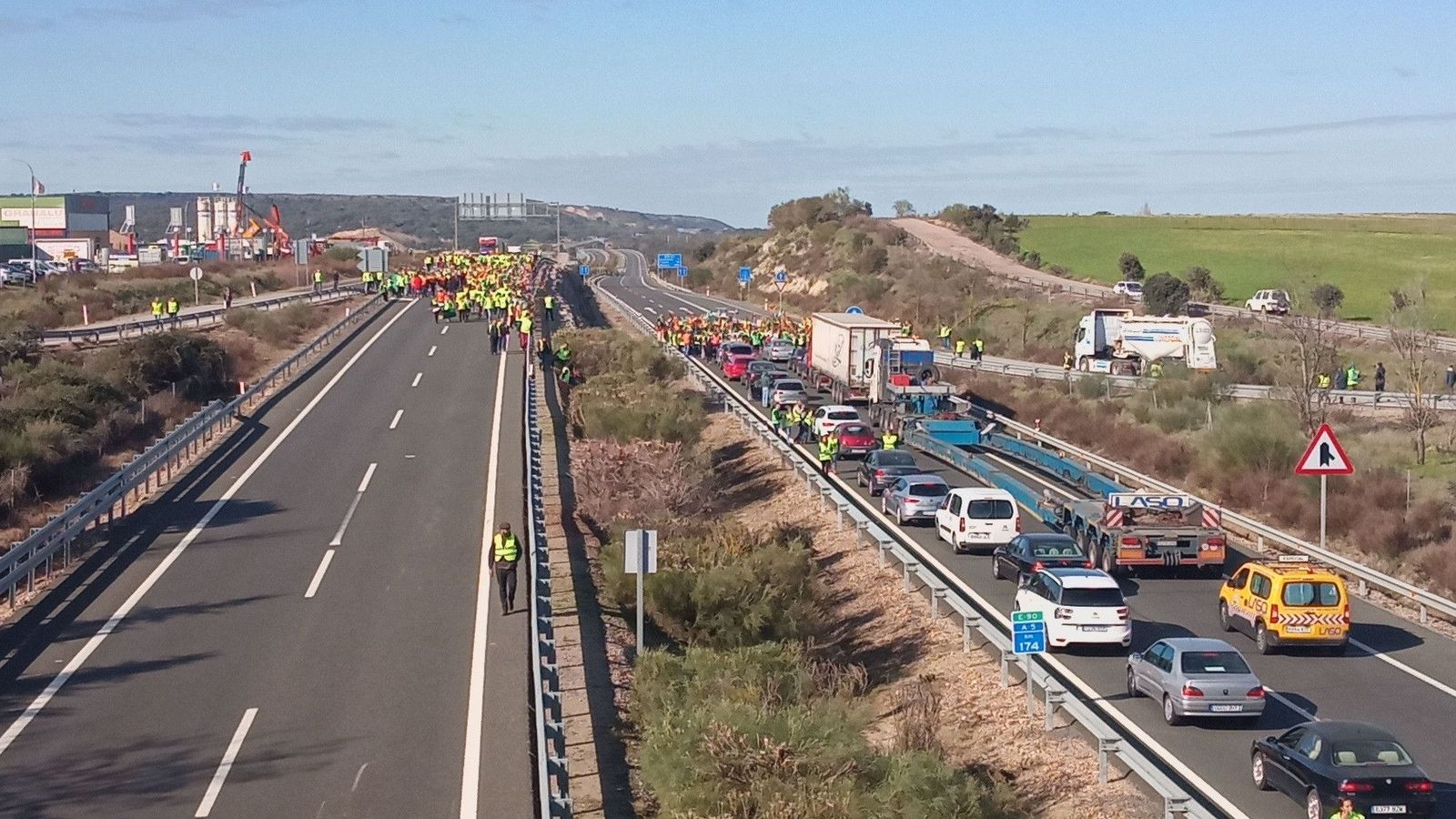 Agricultores cortan la Autovía A-66 a la altura de Navalmoral de la Mata