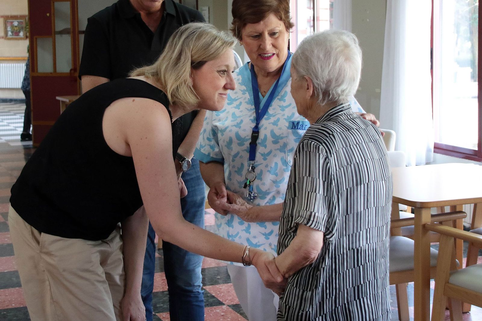 La vicepresidenta de la Junta de Castilla y León y consejera de Familia e Igualdad de Oportunidades, Isabel Blanco, visita la residencia Villa de Alija (León)