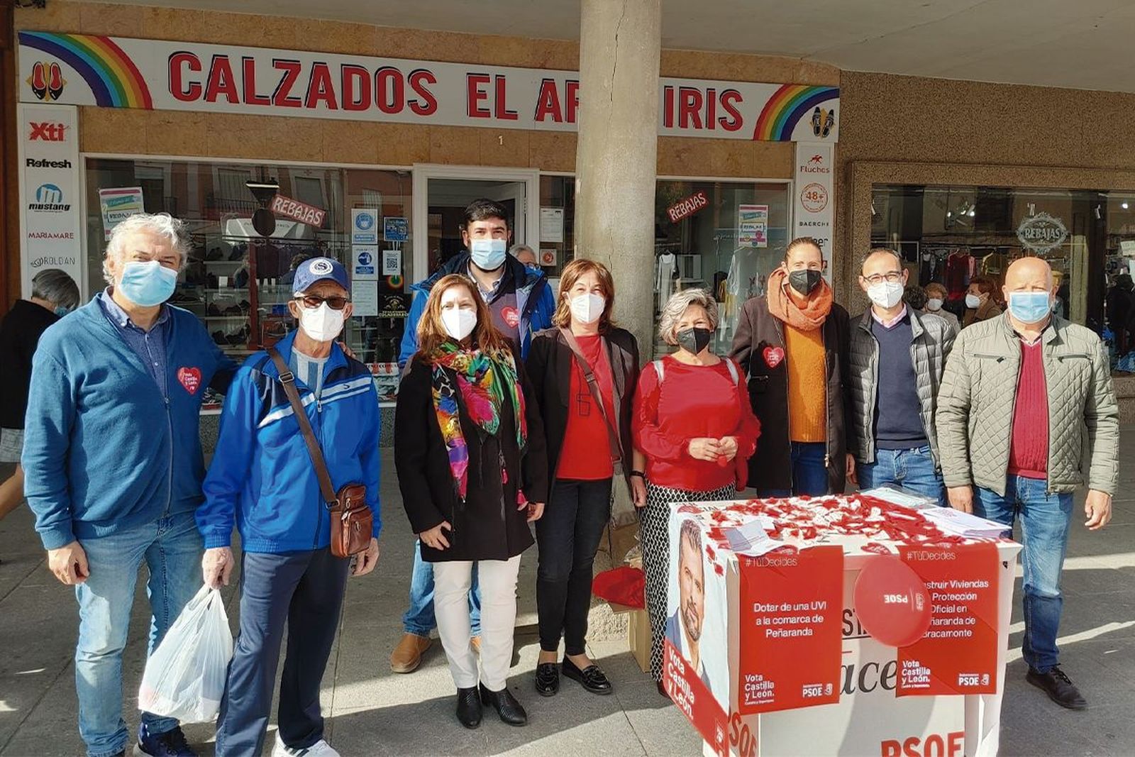 Cargos orgánicos del PSOE y candidatos a las cortes en el mercadillo de Peñaranda