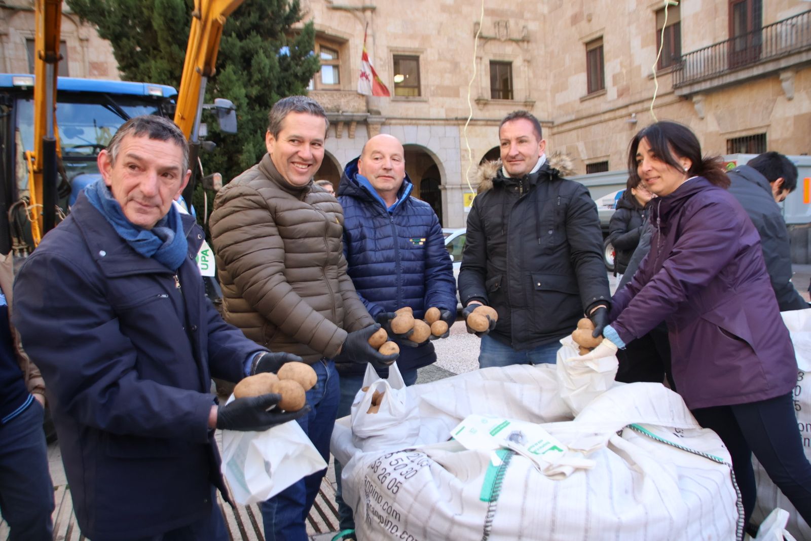 Reparto de 4.000 kg de patatas