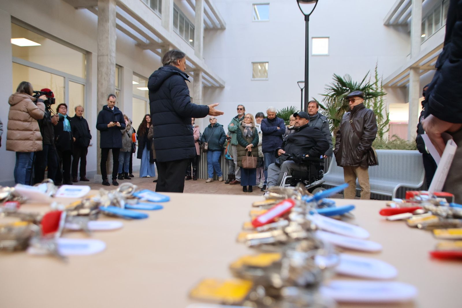 El alcalde de Salamanca, Carlos García Carbayo, entrega las llaves de la nueva promoción de viviendas protegidas en alquiler en Capuchinos