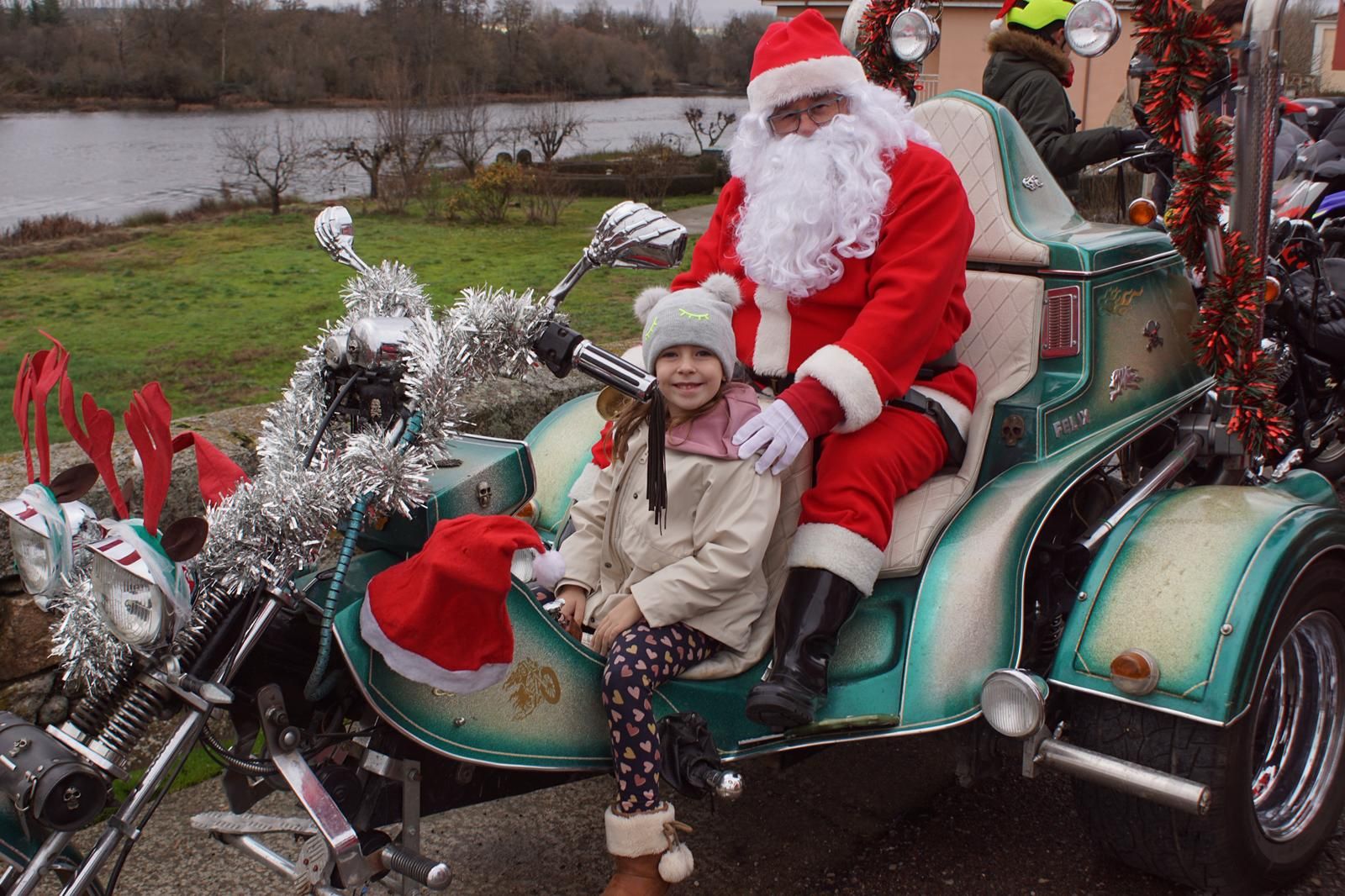 Alba de Tormes se despierta con el ruido de la 'Papanoelada motera' presidida por Papá Noel