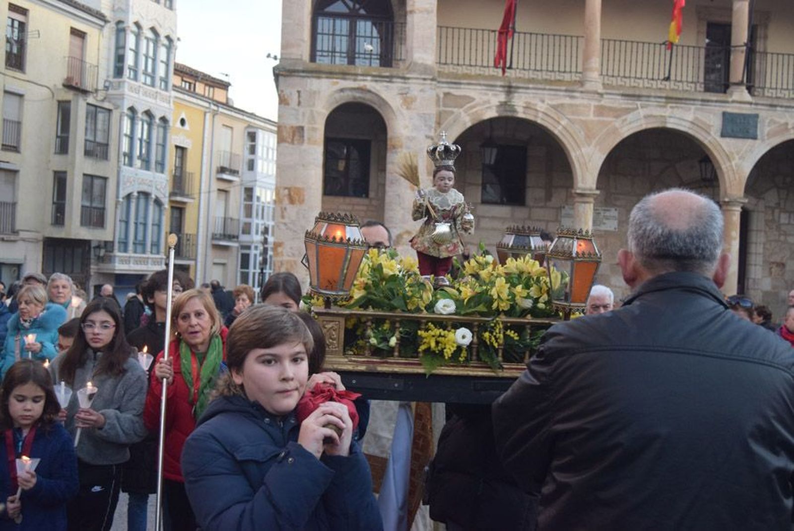 las-candelas-vuelven-a-unir-la-iglesia-de-san-juan-con-la-de-san-vicente-100