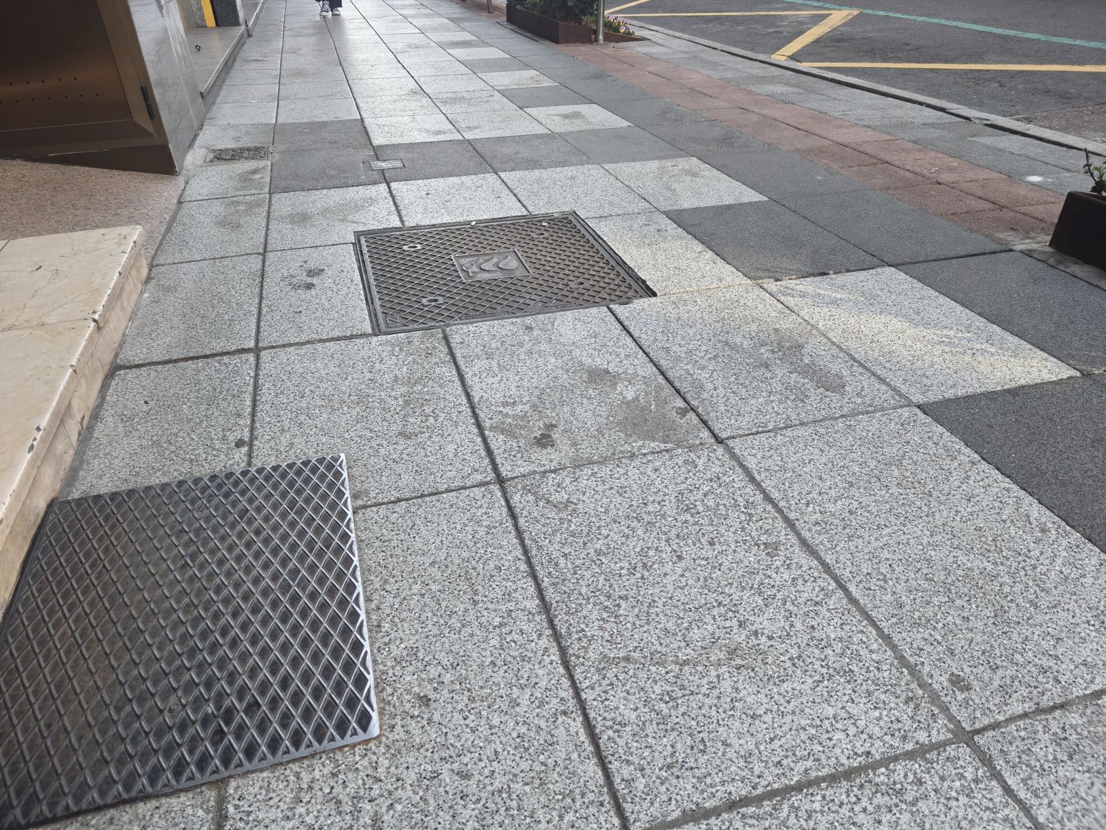 Suciedad en el paseo de Torres Villarroel tras el paso de los bomberos de Salamanca