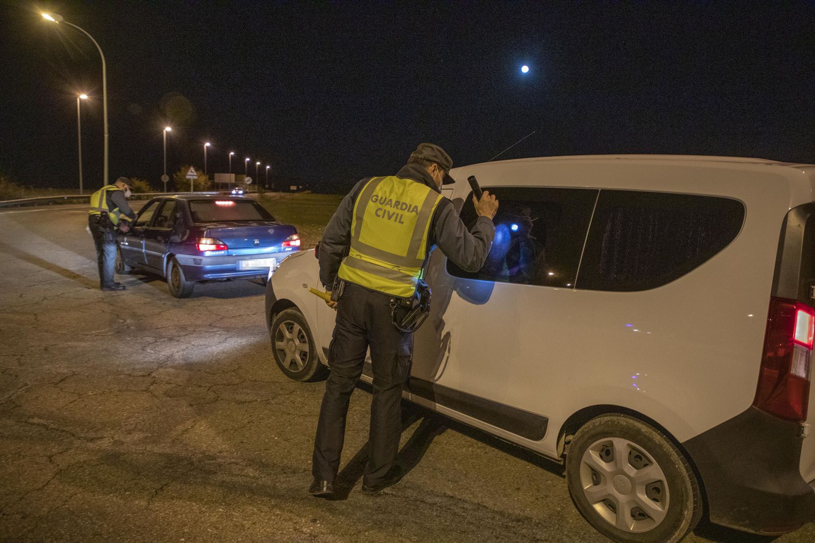 Un agente de la Guardia Civil inspecciona una furgoneta durante un control en el confinamiento. | FOTO: ICAL