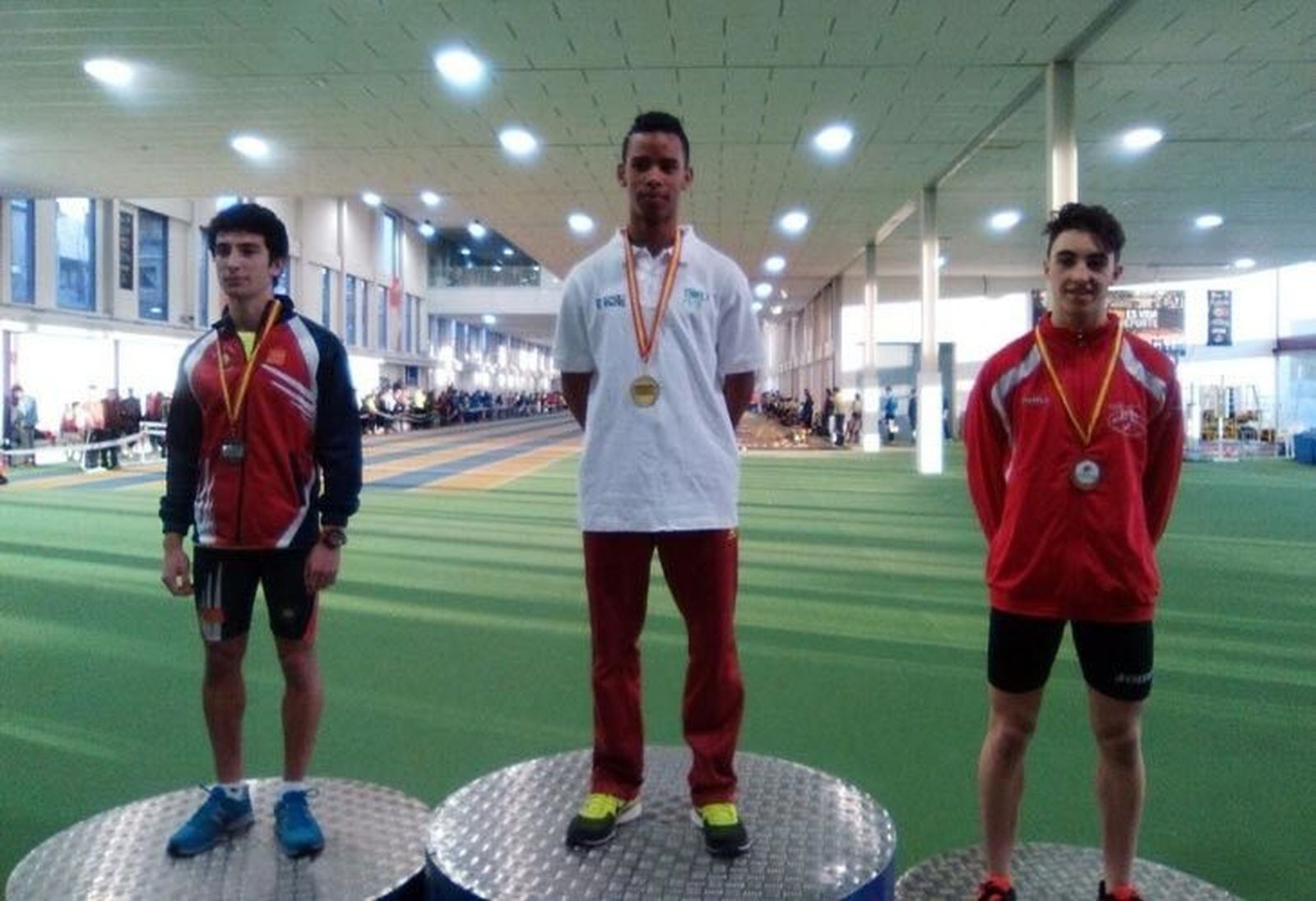 Helena España y Gabriel de la Peña, campeones autonómicos en sala en los 60ml.