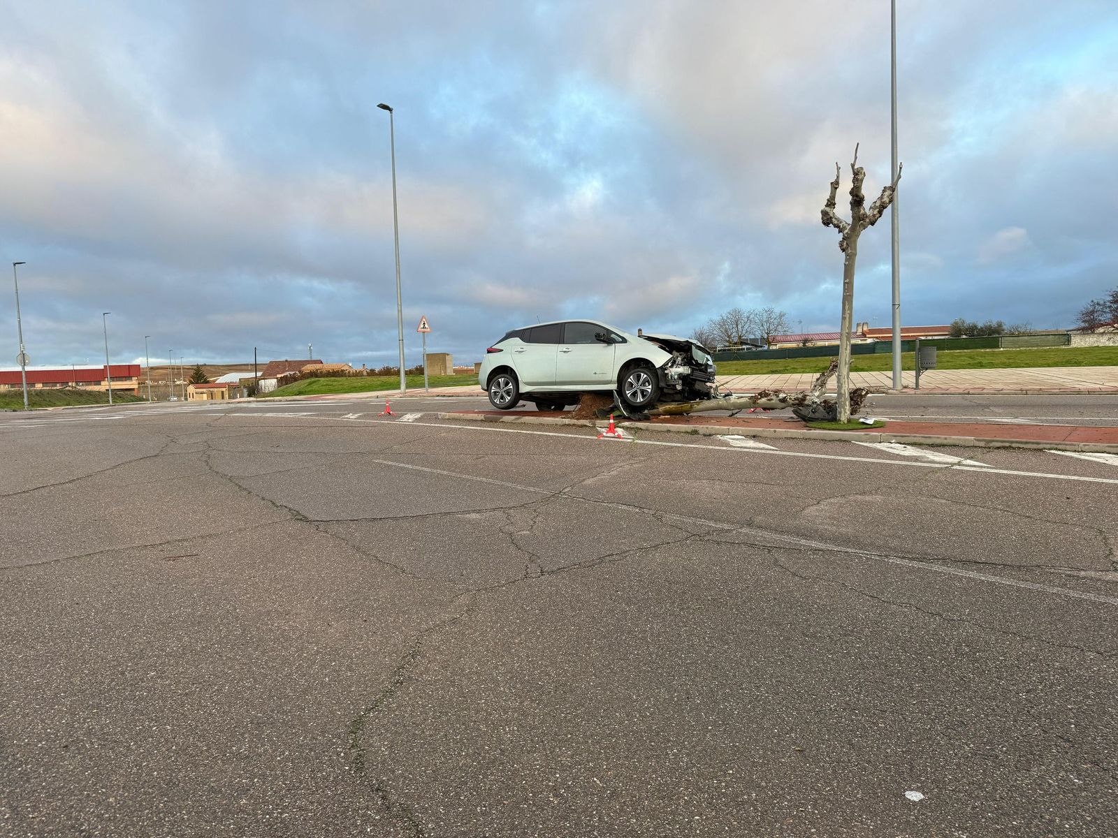 Un coche queda destrozado tras empotrarse contra un árbol en Cabrerizos