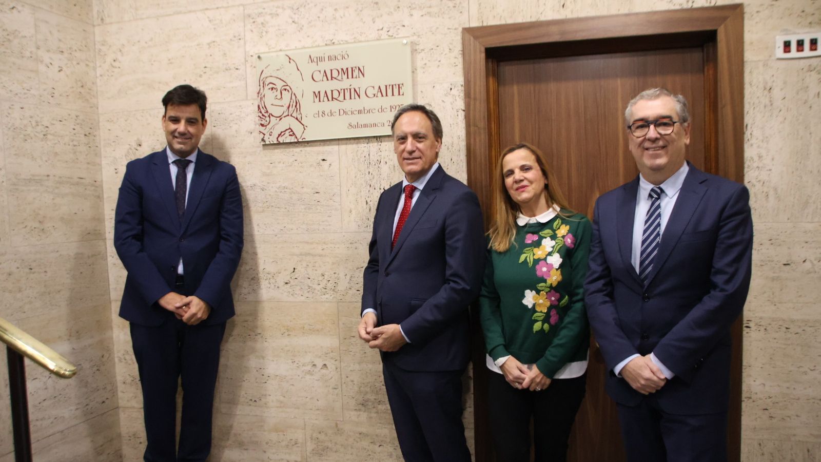 Inauguración de la placa conmemorativa por el centenario del nacimiento de la escritora Carmen Martín Gaite en el edificio de la entidad en la plaza de los Bandos
