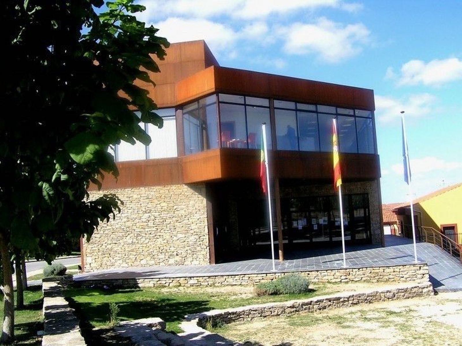 El pleno aprueba anular la cesión de locales municipales a la AECT y Vinduero-Vindouro