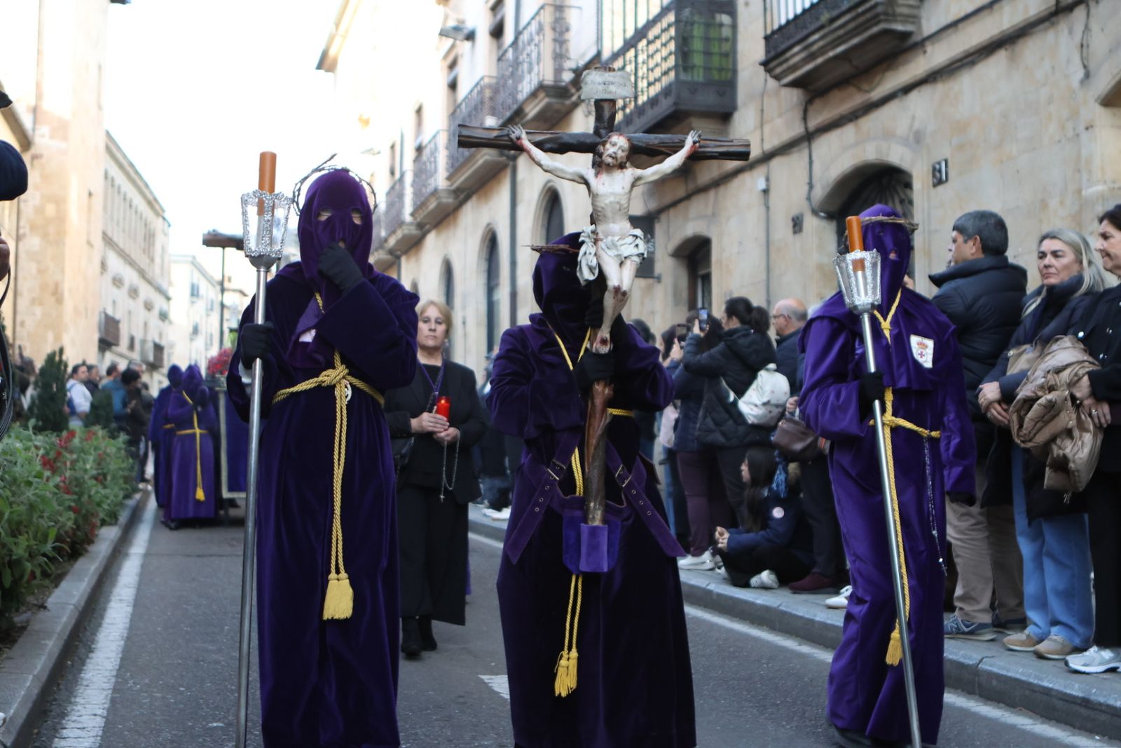 Jesús Rescatado procesiona en Salamanca con su nueva túnica y la atenta mirada de cientos de fieles