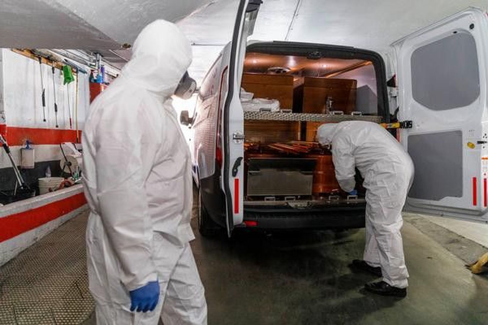 Operarios funerarios