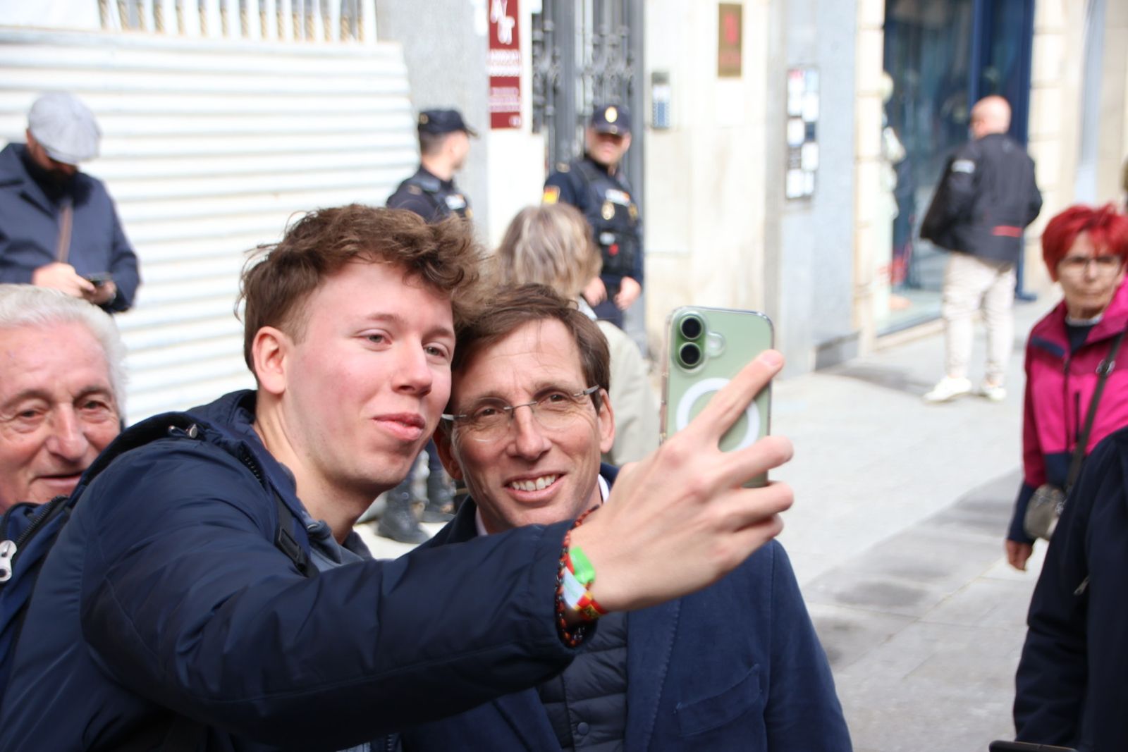 Almeida visita la carpa del pp del Liceo