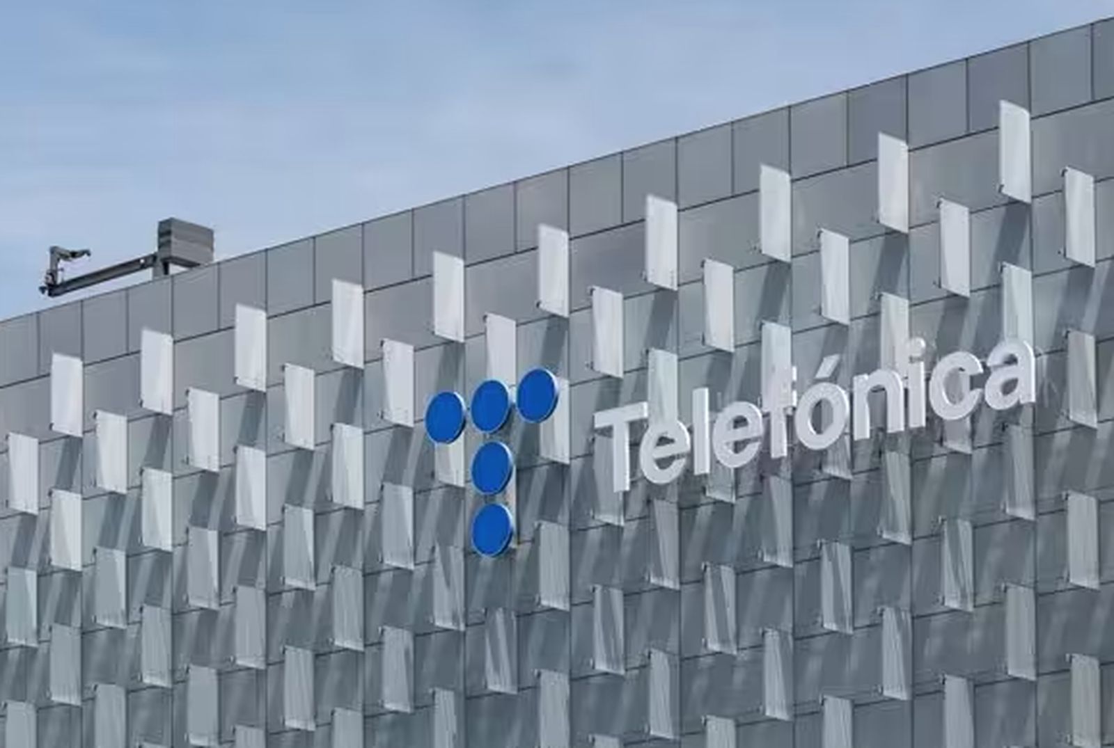 Fachada del edificio de Distrito Telefónica. DIEGO RADAMÉS. EUROPA PRESS